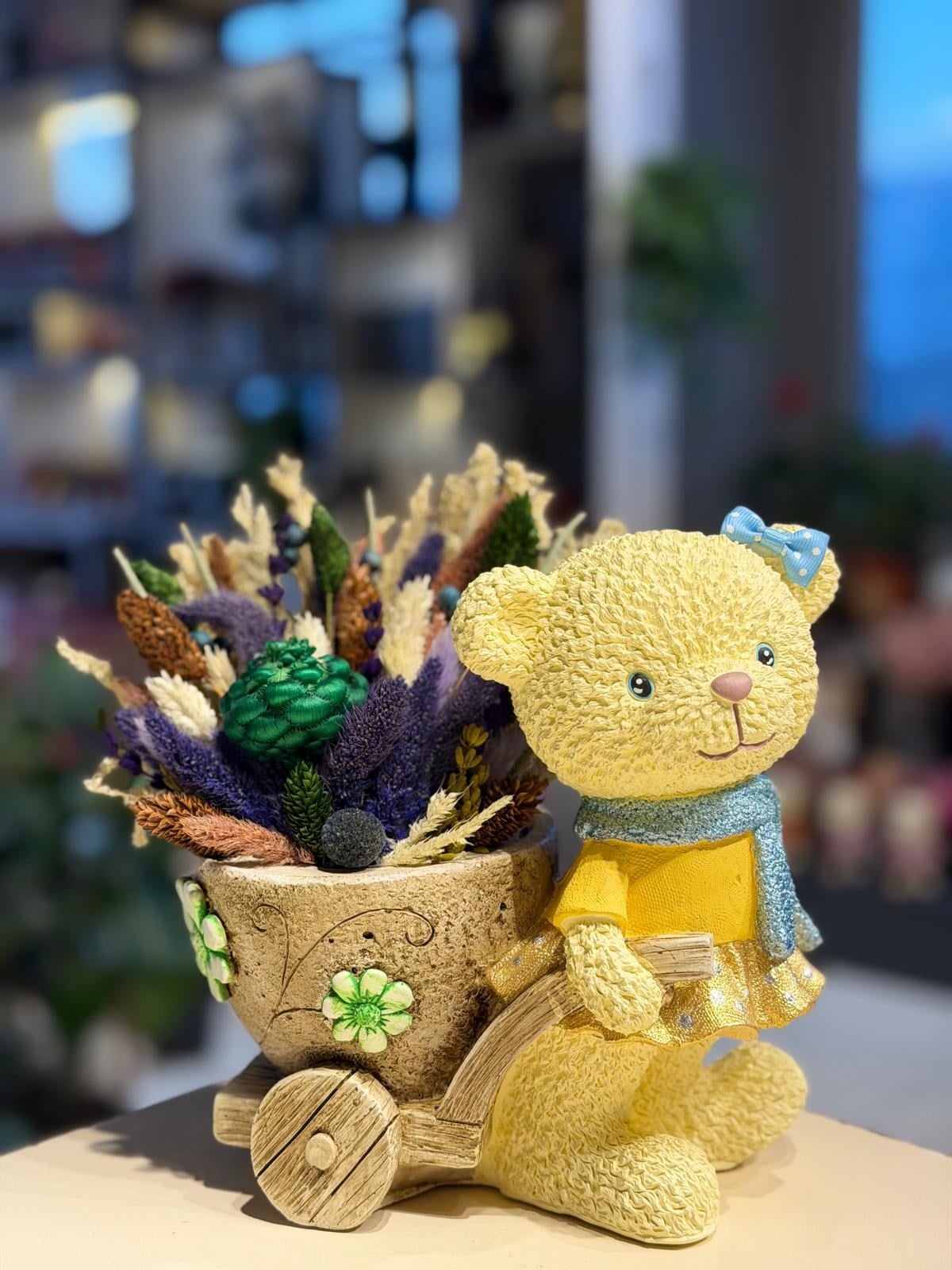 Sarı Elbiseli Mavi Atkılı Araba Taşıyan Ayıcık Seramik Kuru Çiçek