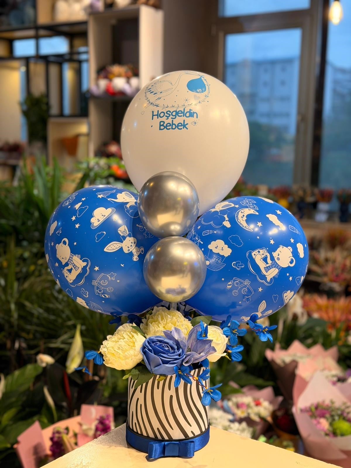 Siyah Çizgili Kutu İçerisinde Mavi Erkek Bebek Balon Aranjmanı