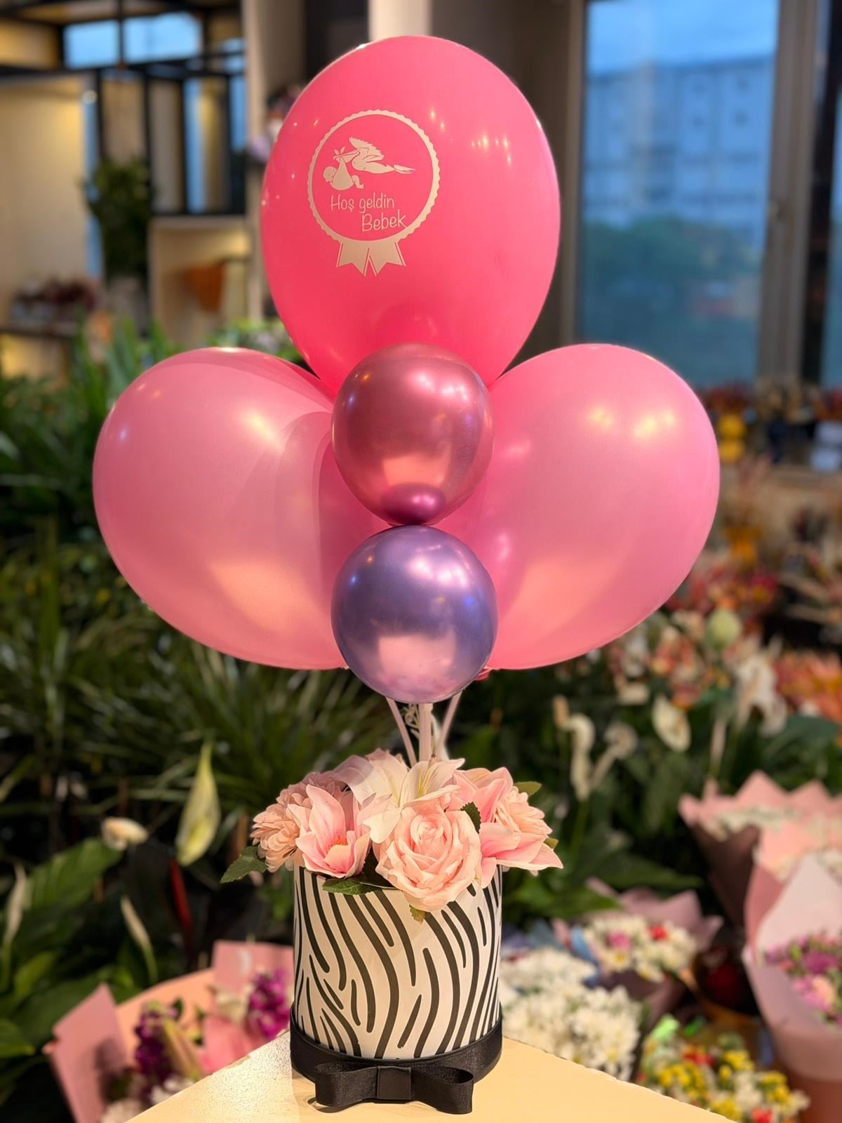 Siyah Çizgili Kutu İçerisinde Pembe Kız Bebek Balon Aranjmanı