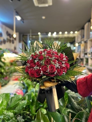 Siyah-Krem Pakette İthal Kırmızı Gül Buketi 41 Adet