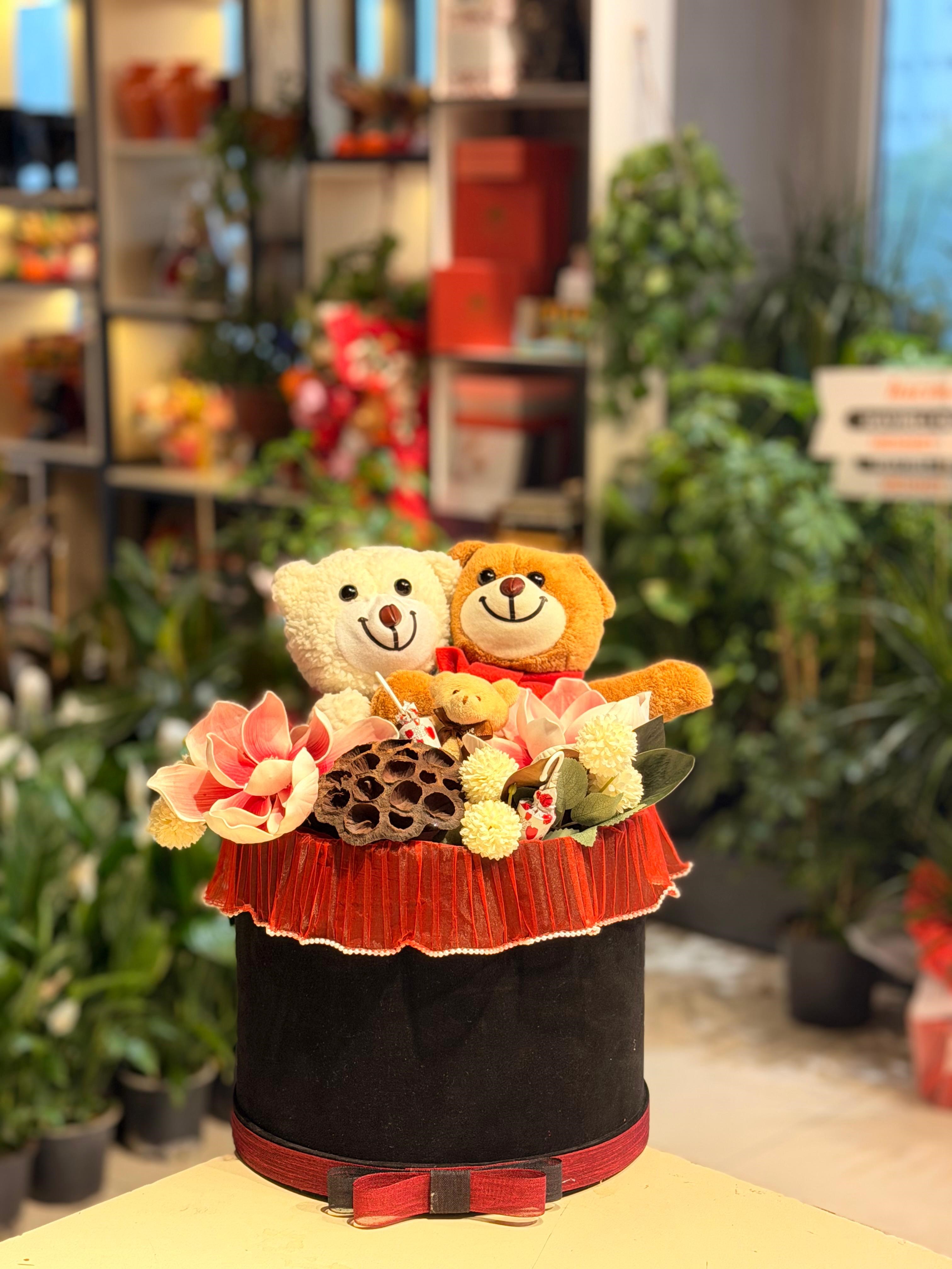 Siyah Kutu İçerisinde Peluş Ayıcık Yapay Çiçek Aranjmanı