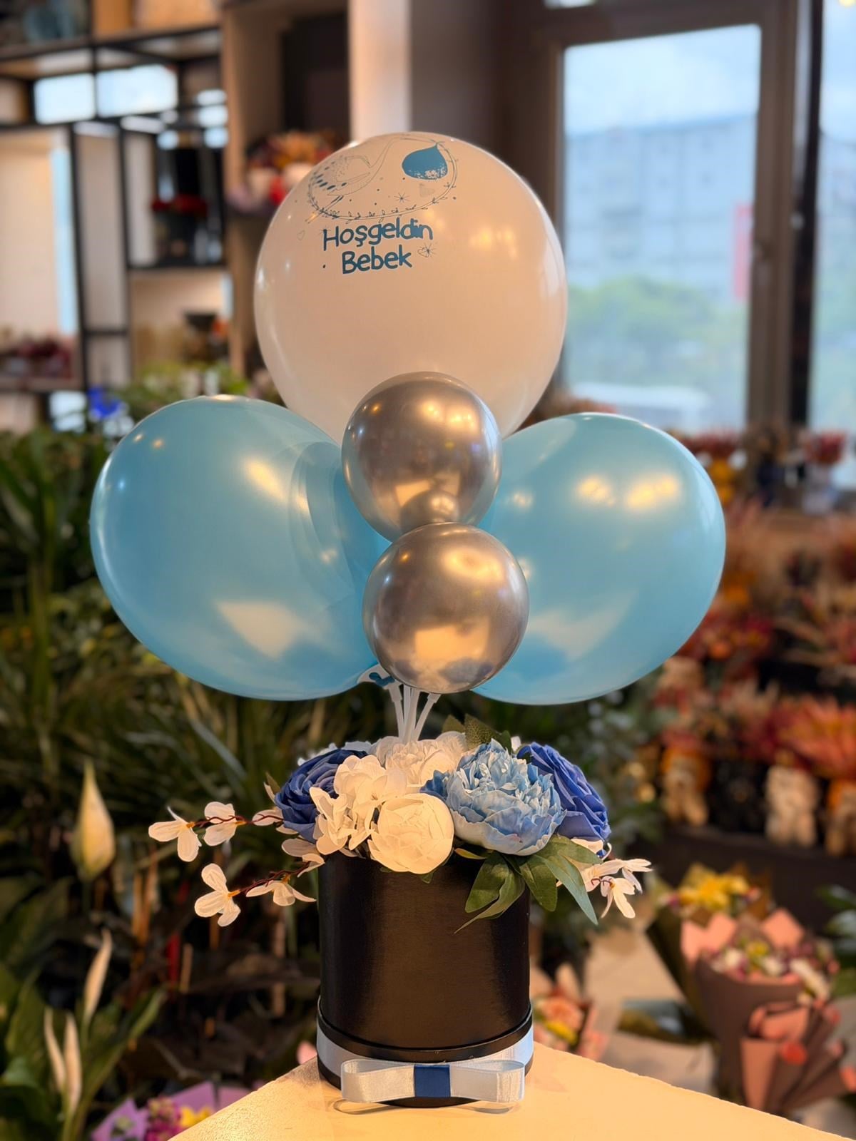 Siyah Orta Boy Kutu İçerisinde Mavi Erkek Bebek Balon Aranjmanı