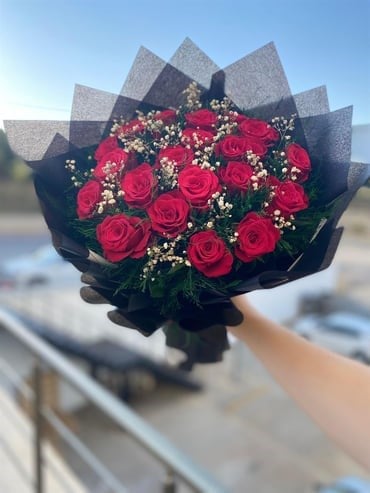 Siyah Pakette İthal Kırmızı Gül Buketi 20 Adet