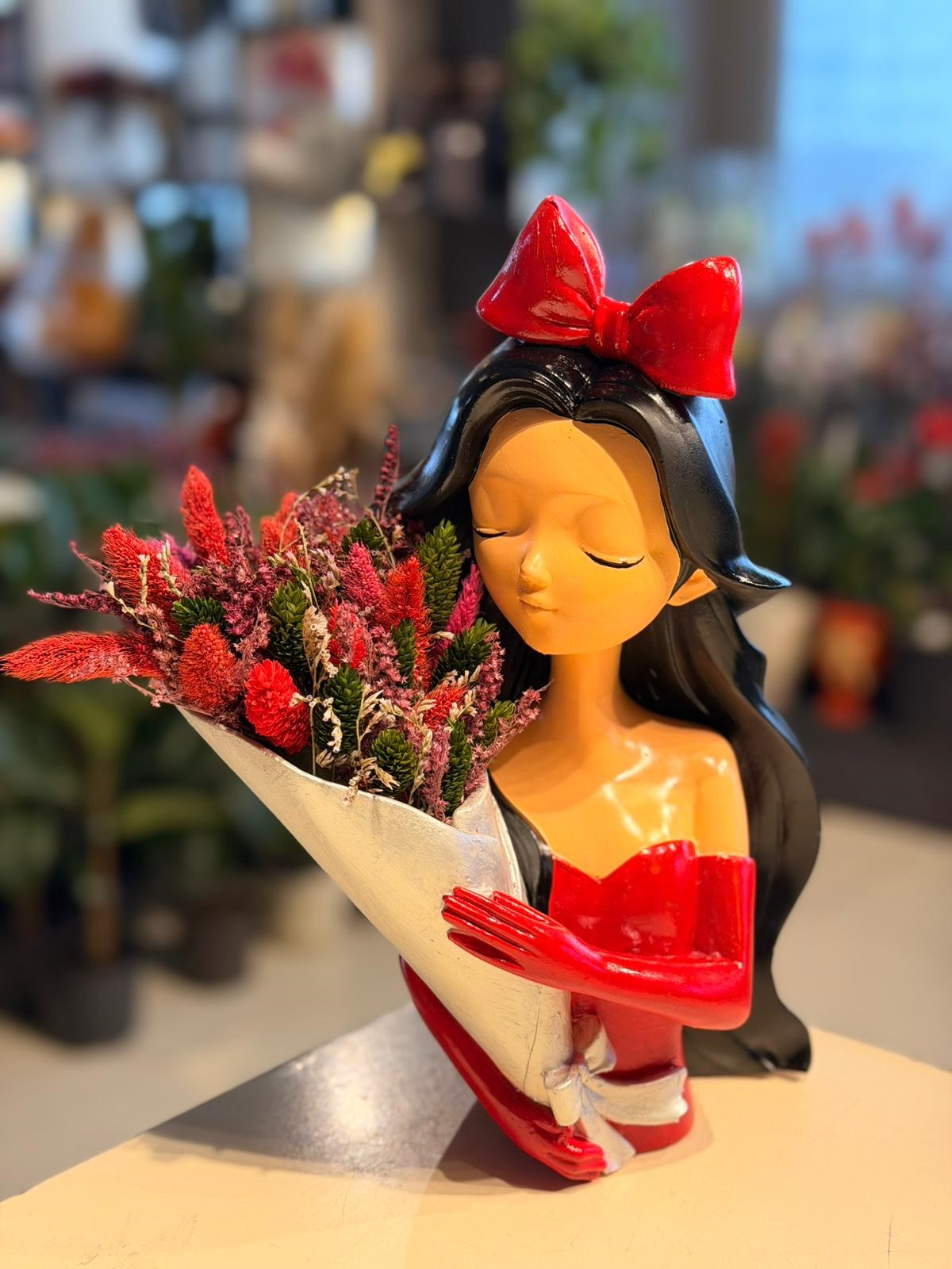 Siyah Saçlı Kırmızı Kurdeleli Buket Tutan Kız Seramik Kuru Çiçek