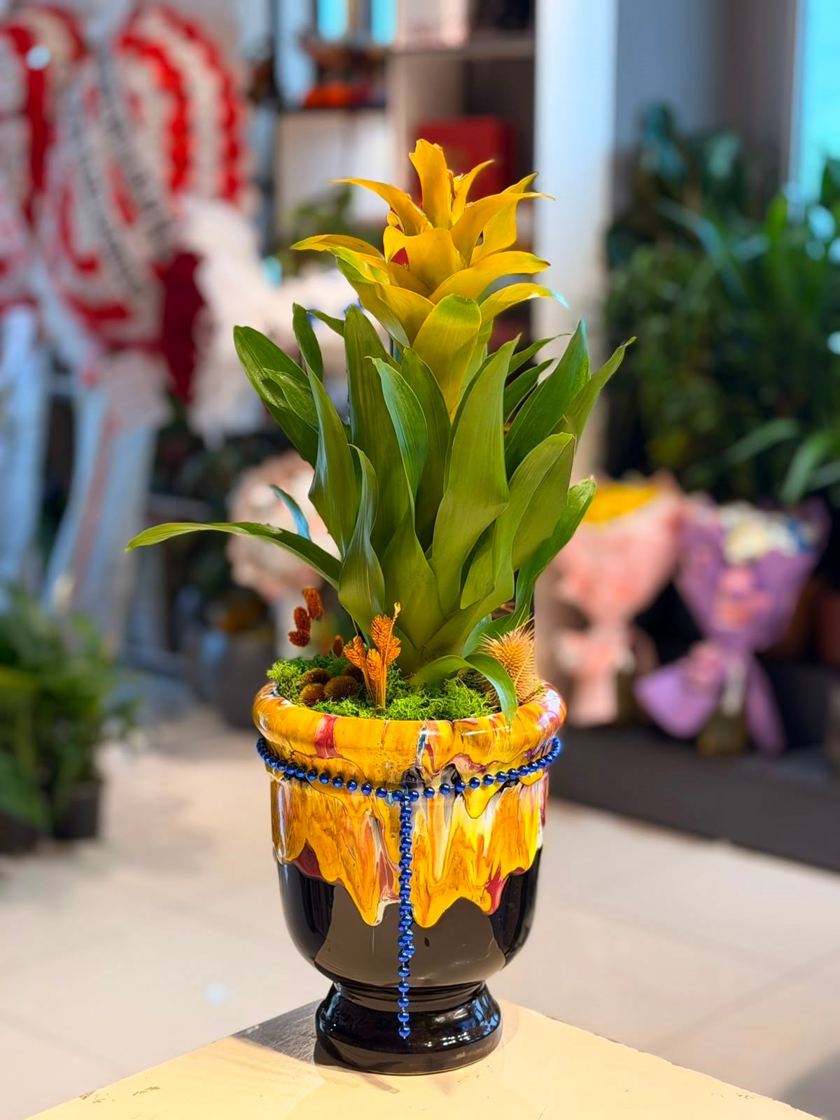Siyah Sarı Desenli Kupa Seramik Sarı İthal Guzmania Aranjmanı
