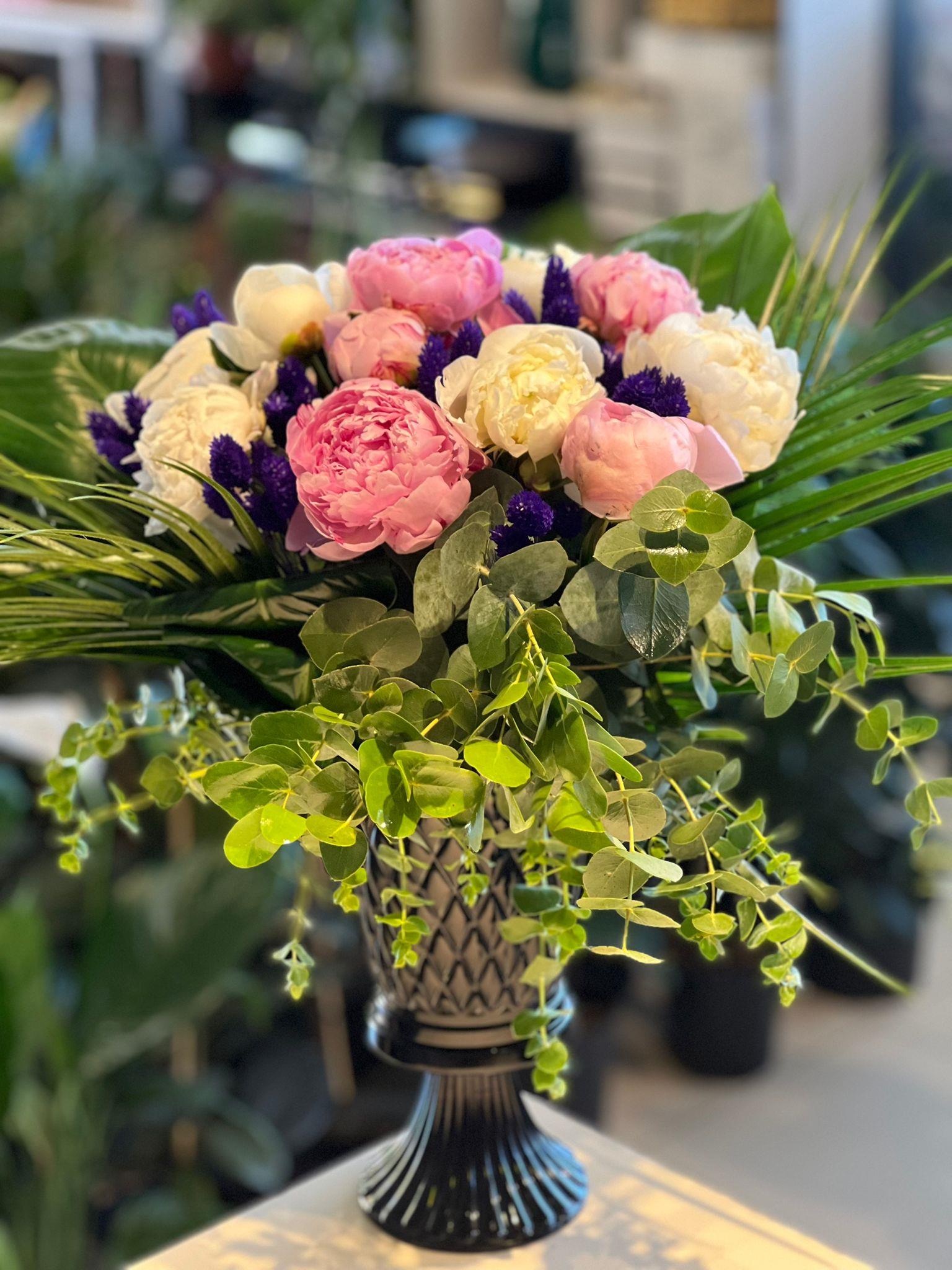 Siyah Vazo İçerisinde Şakayık Aranjmanı