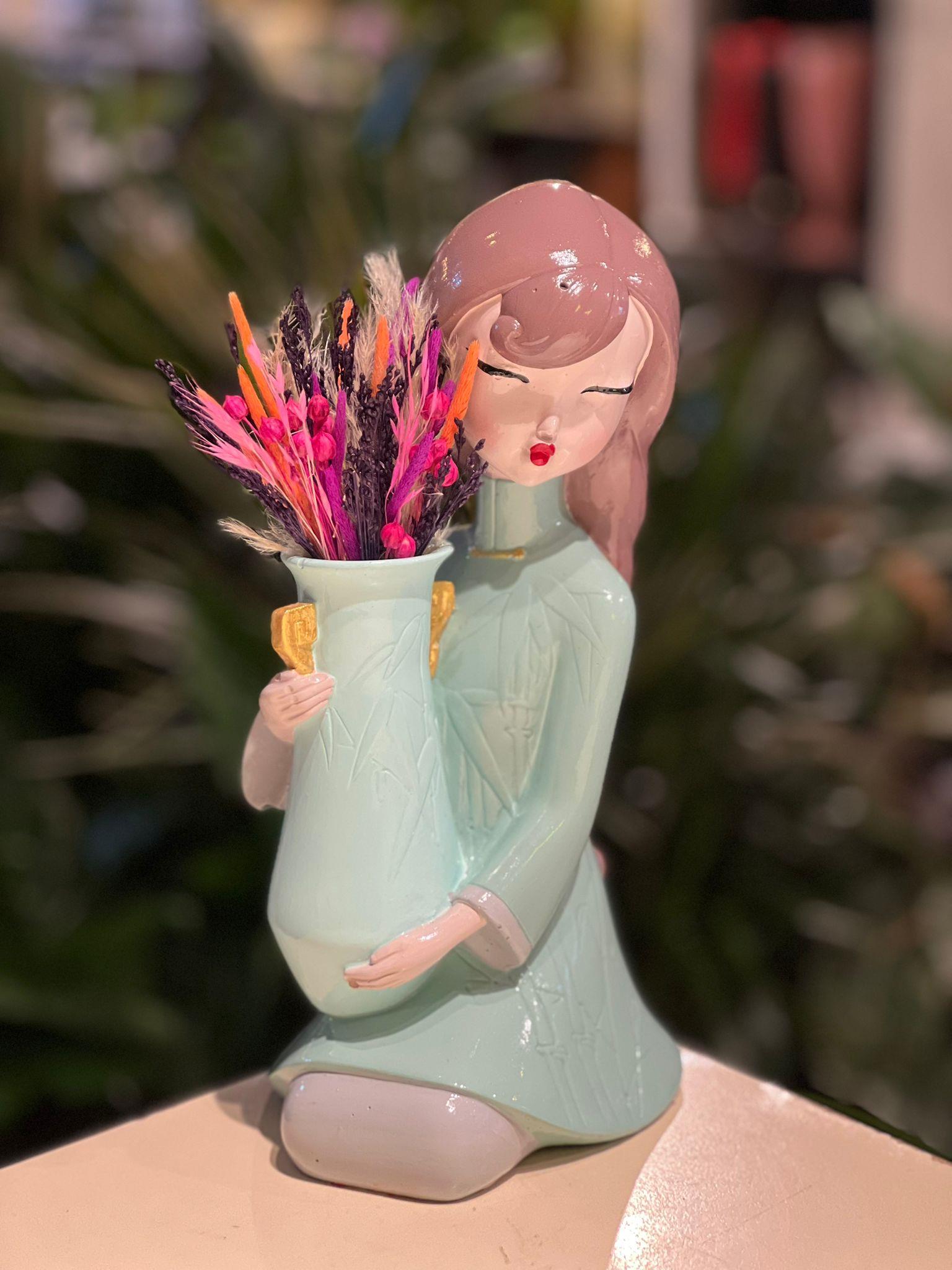 Su Yeşili Elbiseli Vazo Tutan Kız Seramik Kuru Çiçek