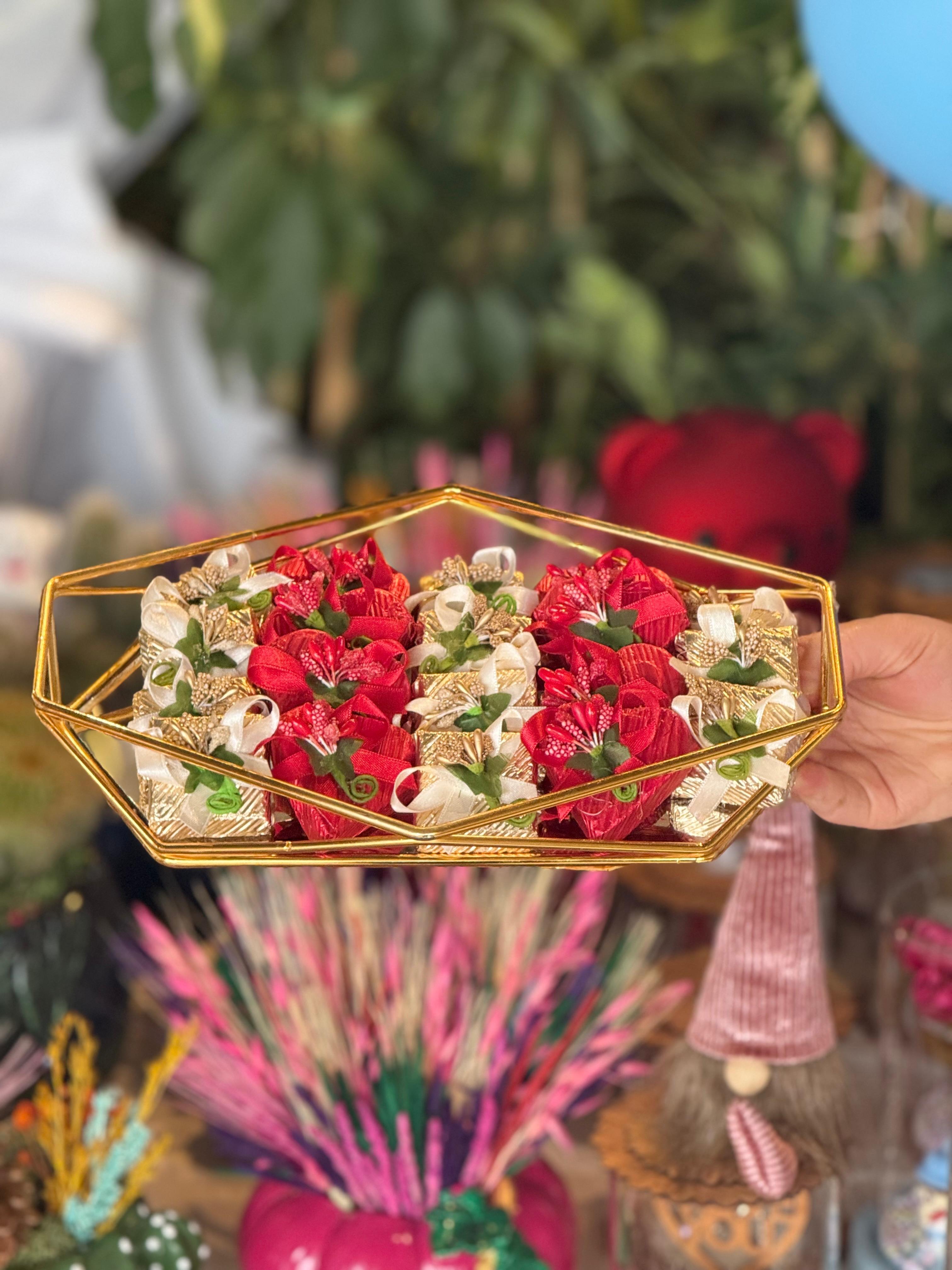 Tepsi İçerisinde Kırmızı Kalpli Gold Çikolata 