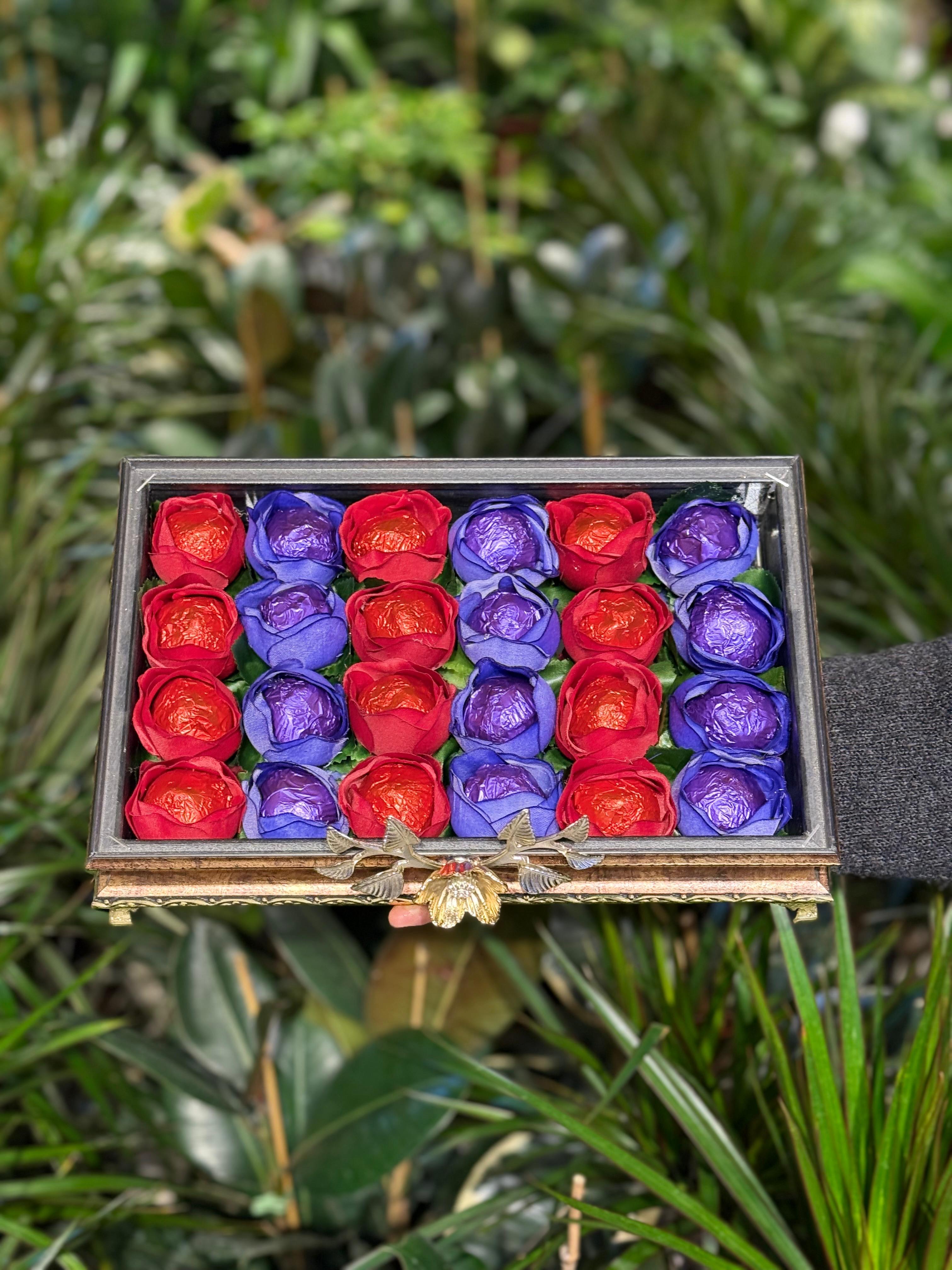 Tepsi İçerisinde Kırmızı Mor Bind Çikolata 24 Adet