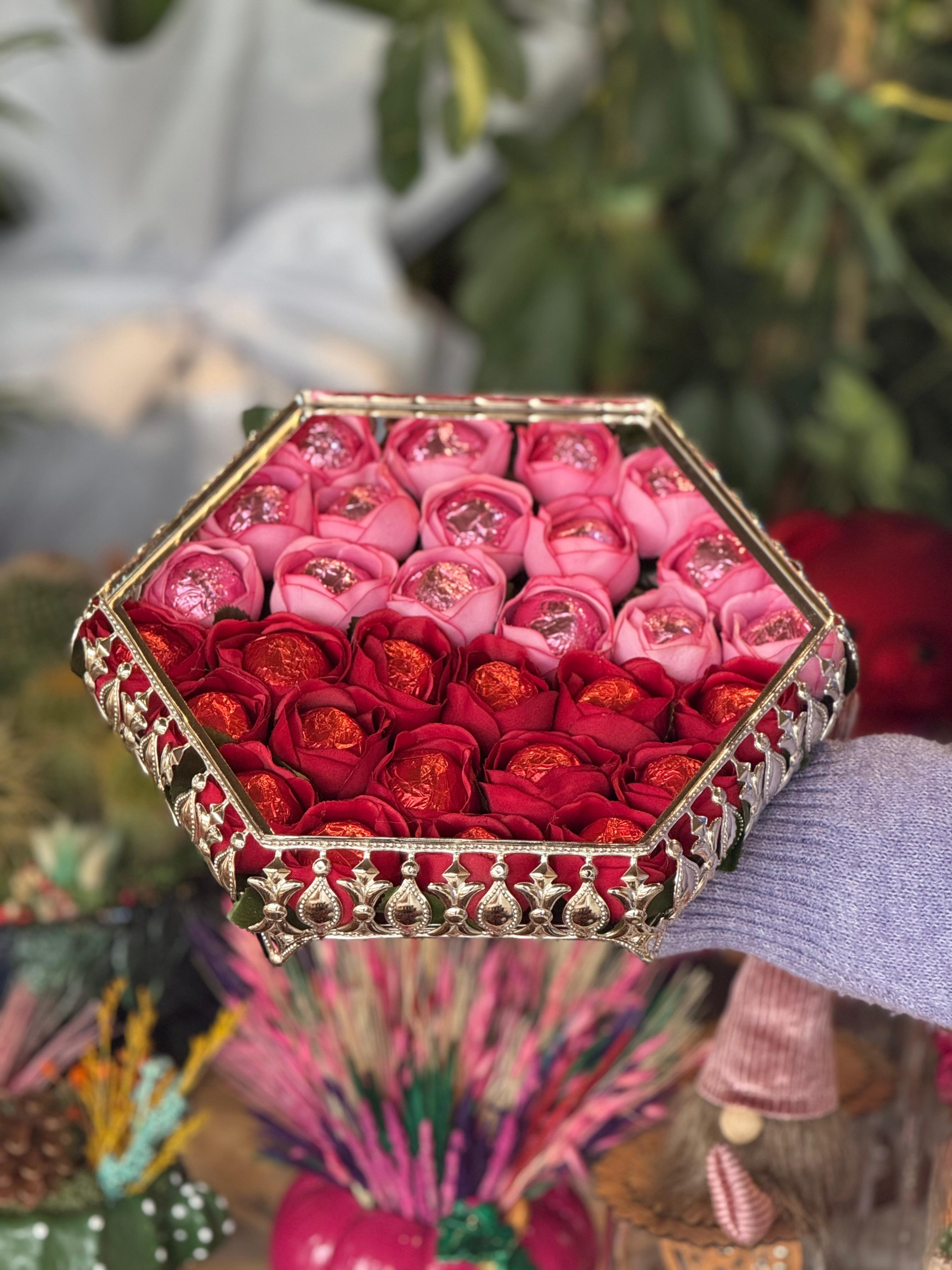 Tepsi İçerisinde Pembe Kırmızı Çikolata