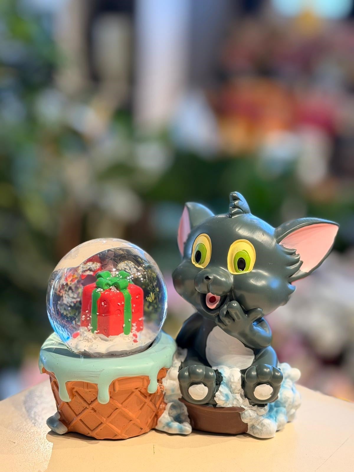 Tom Ve Hediye Paketi Detaylı Kar Küresi