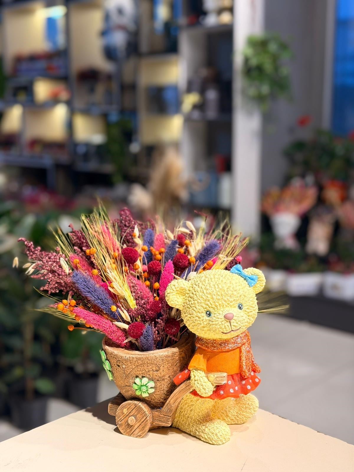 Turuncu Elbiseli Araba Taşıyan Ayıcık Seramik Kuru Çiçek