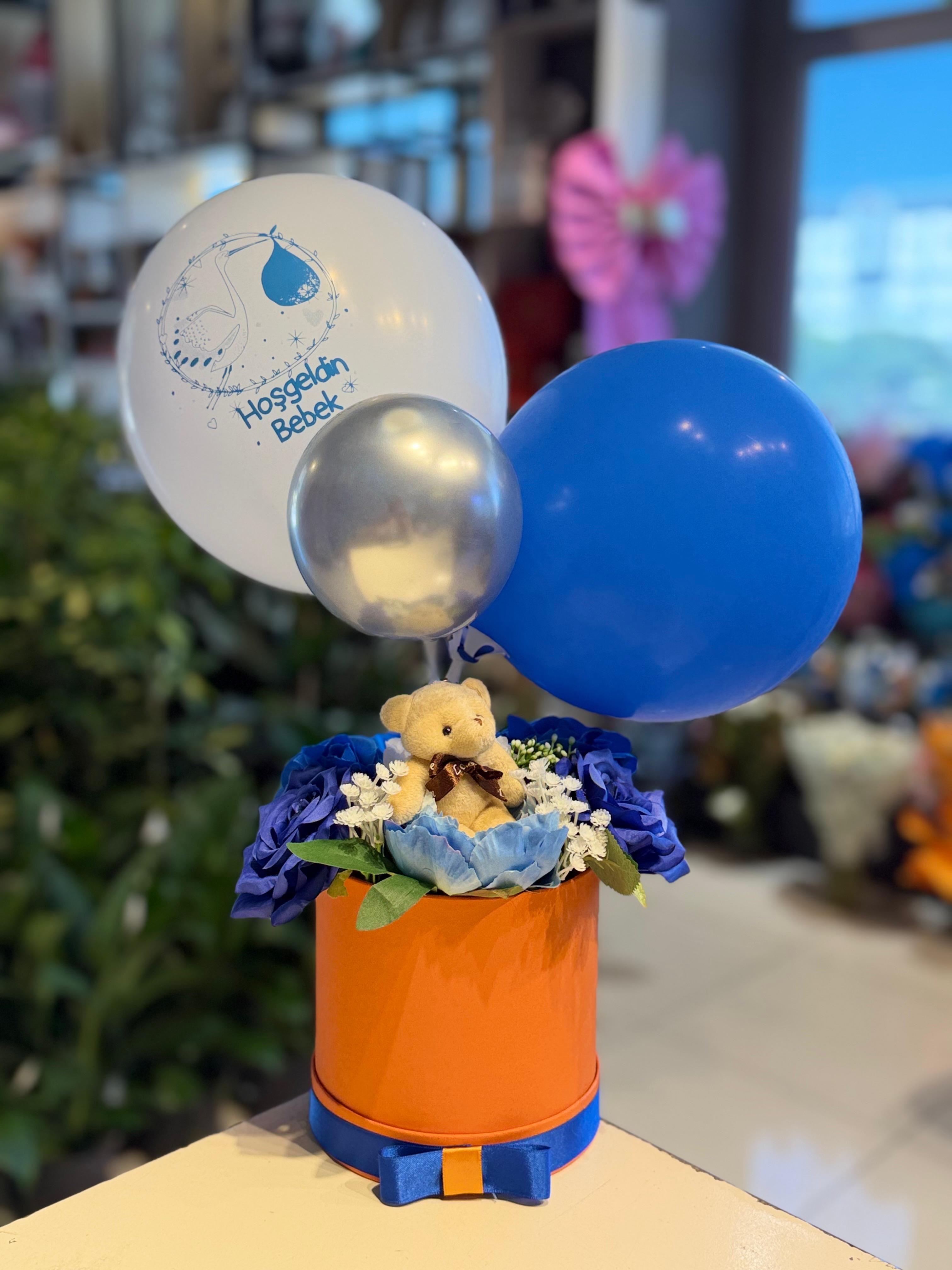 Turuncu Kutu İçerisinde Mavi Yapay Çiçek Balon Aranjamanı