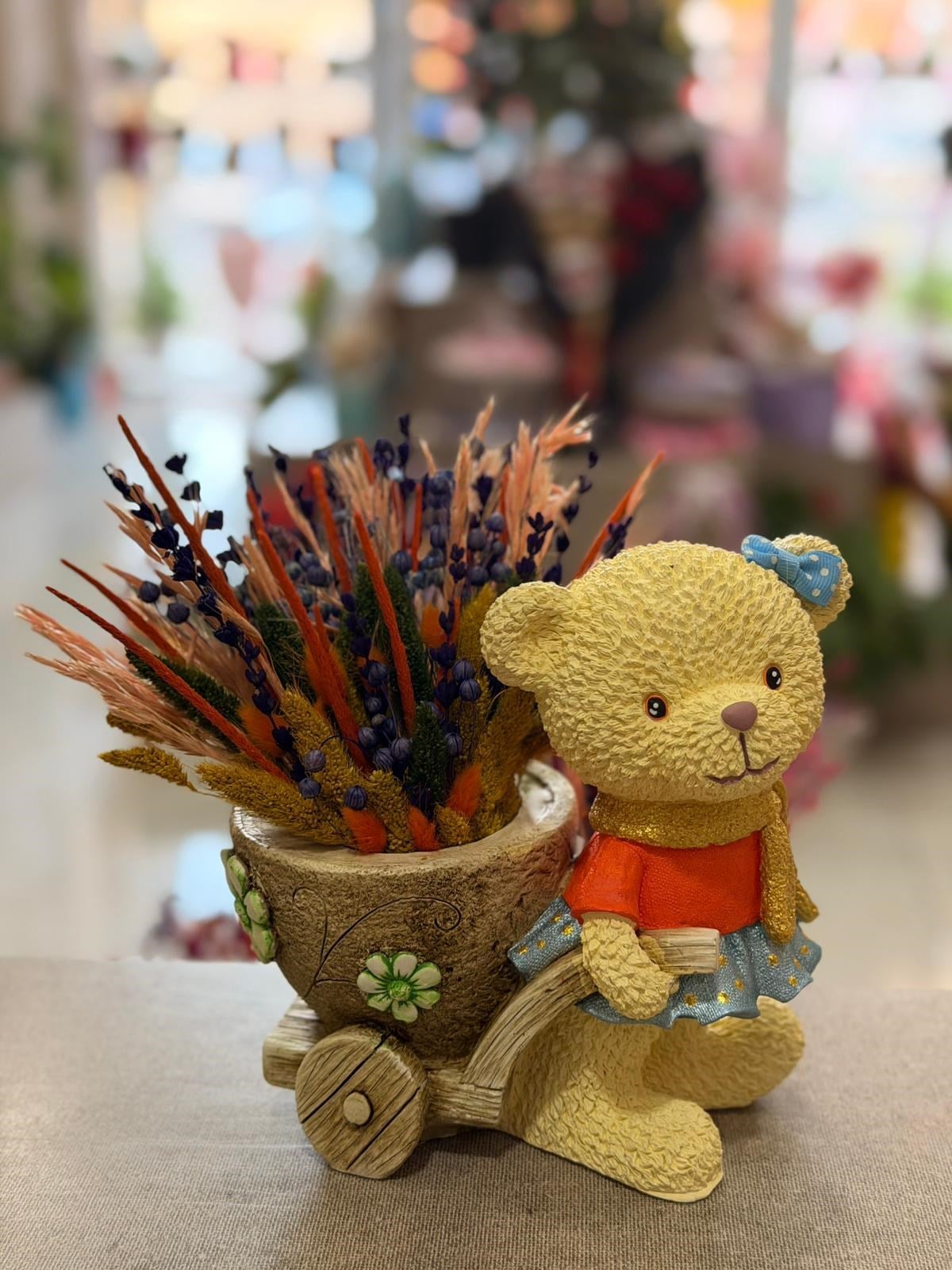 Turuncu Mavi Elbiseli Araba Taşıyan Ayıcık Seramik Kuru Çiçek