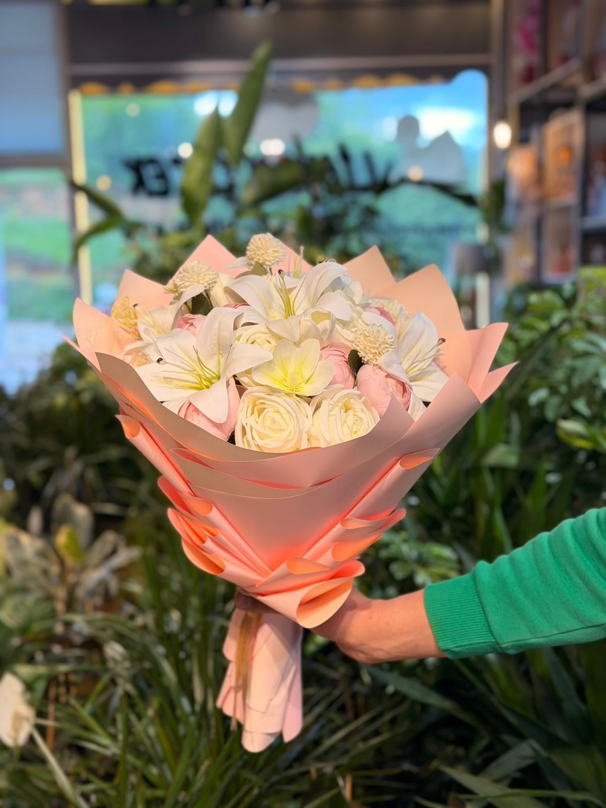 Yapay Pembe Beyaz Şakayık Lilyum Buketi