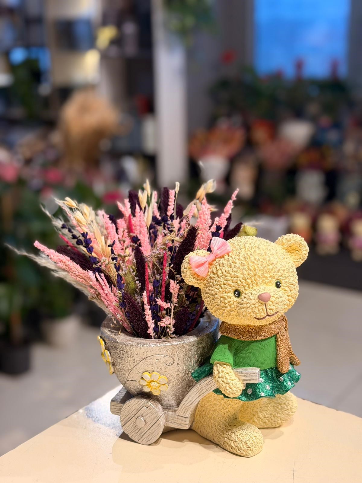 Yeşil Elbiseli Araba Taşıyan Ayıcık Seramik Kuru Çiçek