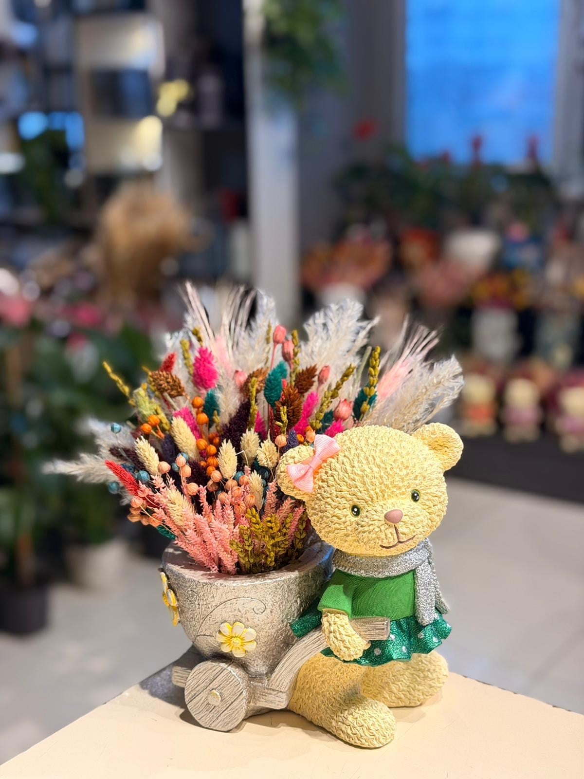 Yeşil Elbiseli Gri Araba Taşıyan Ayıcık Seramik Kuru Çiçek