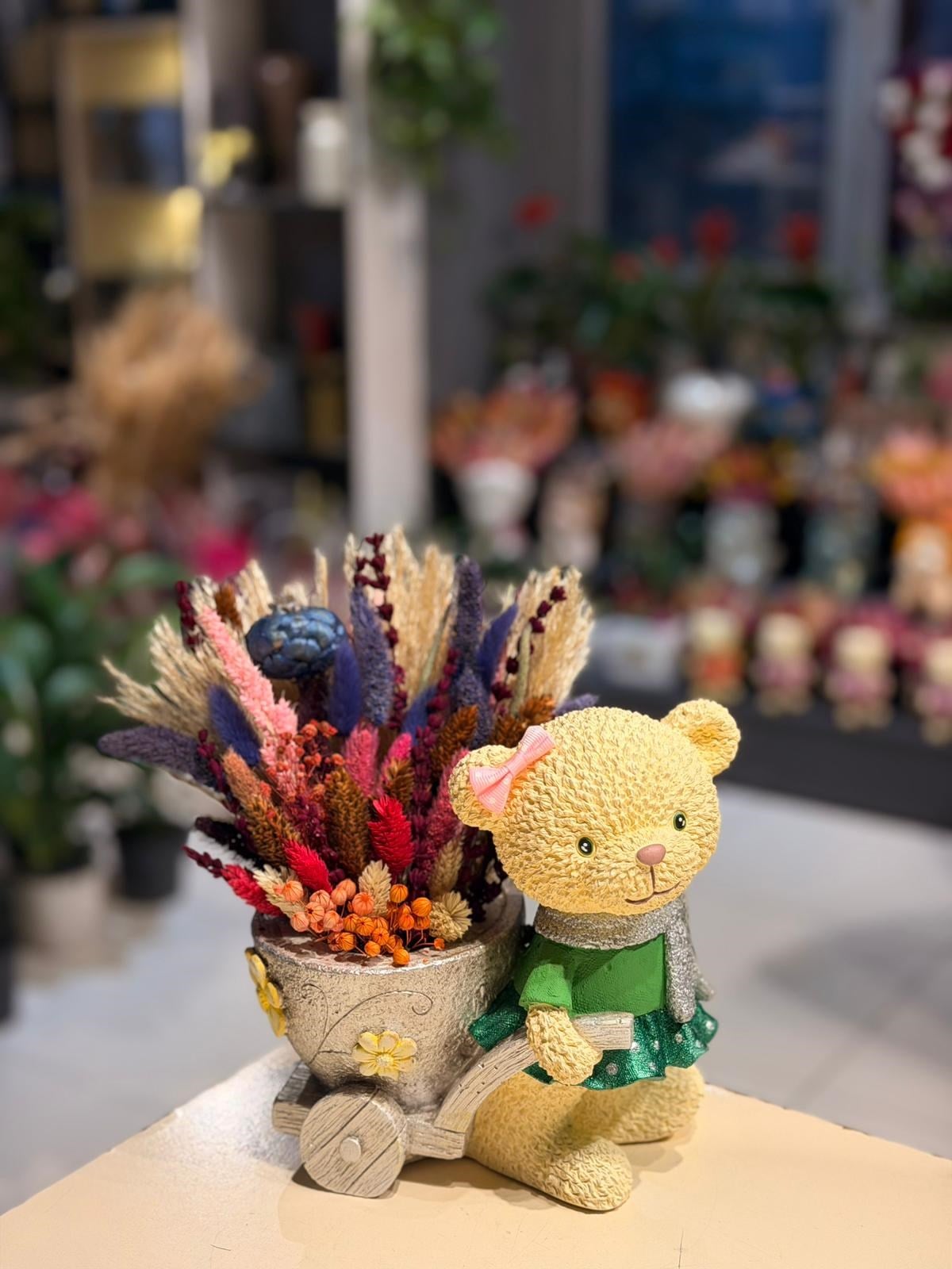 Yeşil Elbiseli Gri Arabalı Ayıcık Seramik Kuru Çiçek