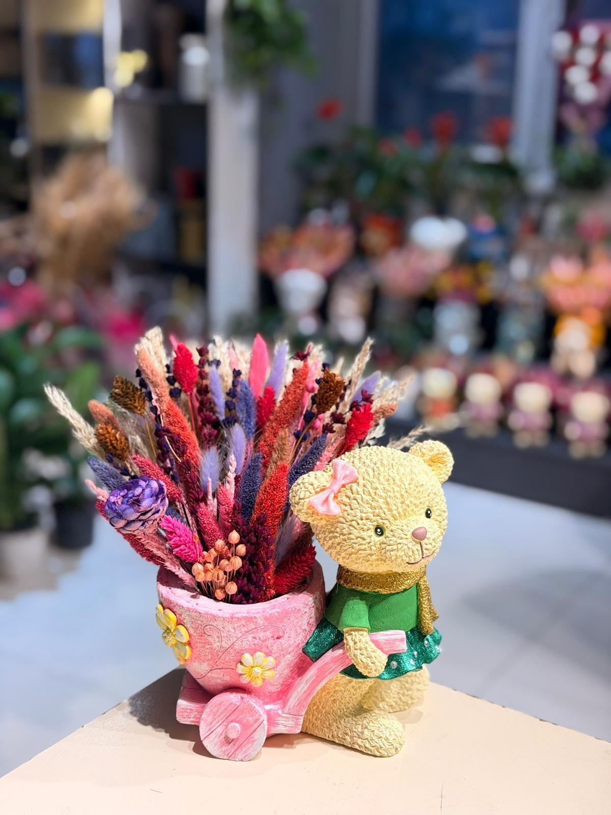 Yeşil Elbiseli Pembe Arabalı Ayıcık Seramik Kuru Çiçek