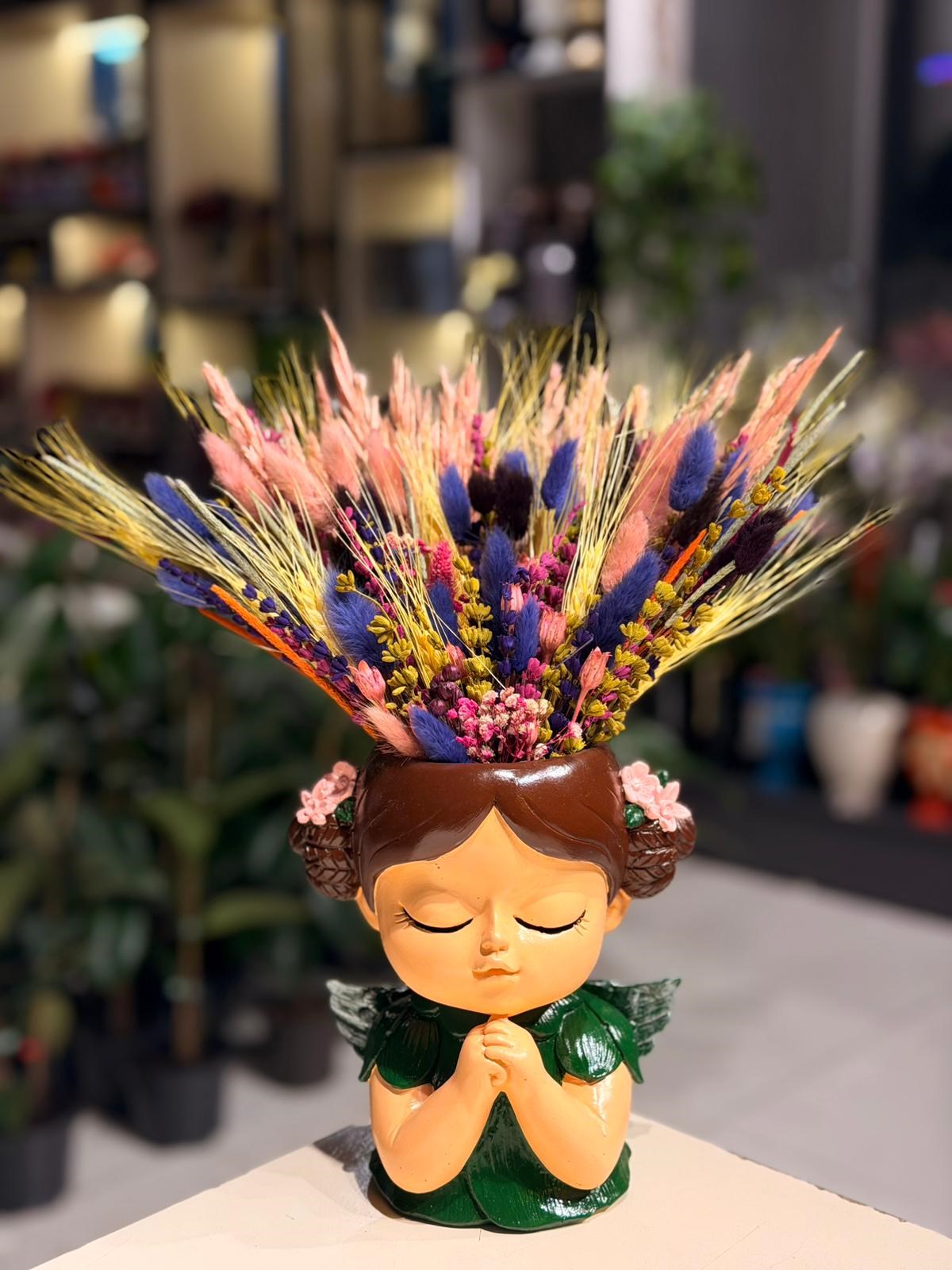 Yeşil Elbiseli Saçı Örgülü Çiçekli Kız Seramik Kuru Çiçek
