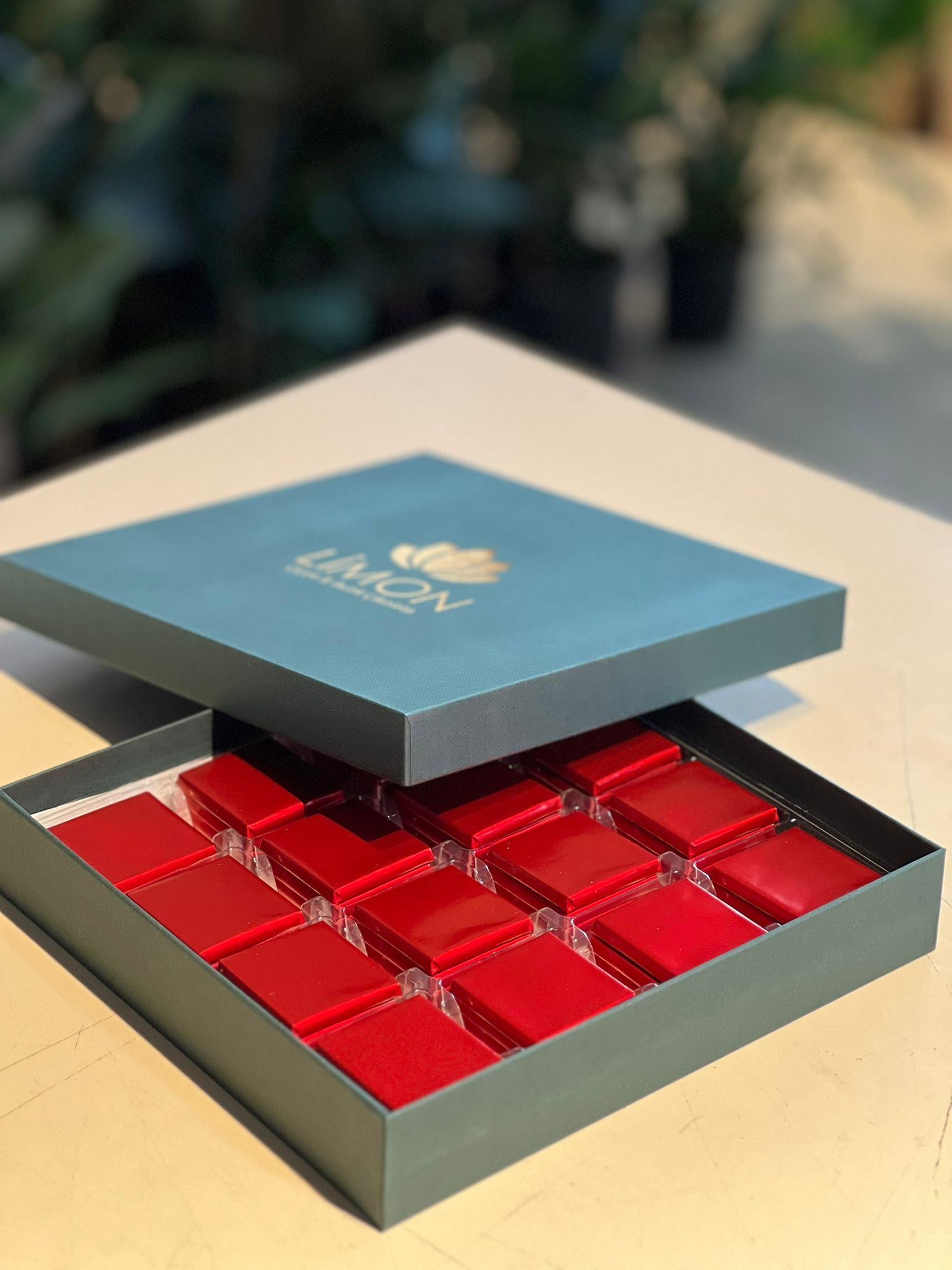 Yeşil Kutu İçerisinde Kırmızı Madlen Çikolata Elit 48 Adet