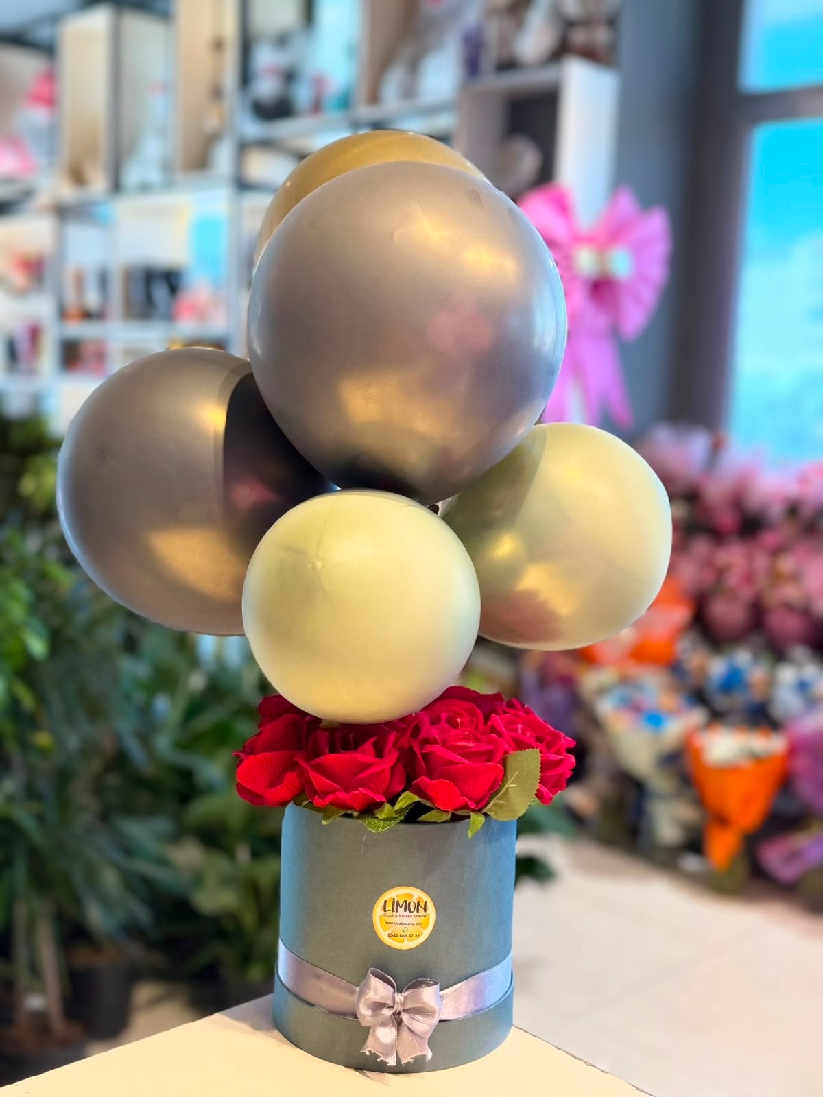 Yeşil Kutu İçerisinde Yapay kırmızı Gül Balon Aranjmanı