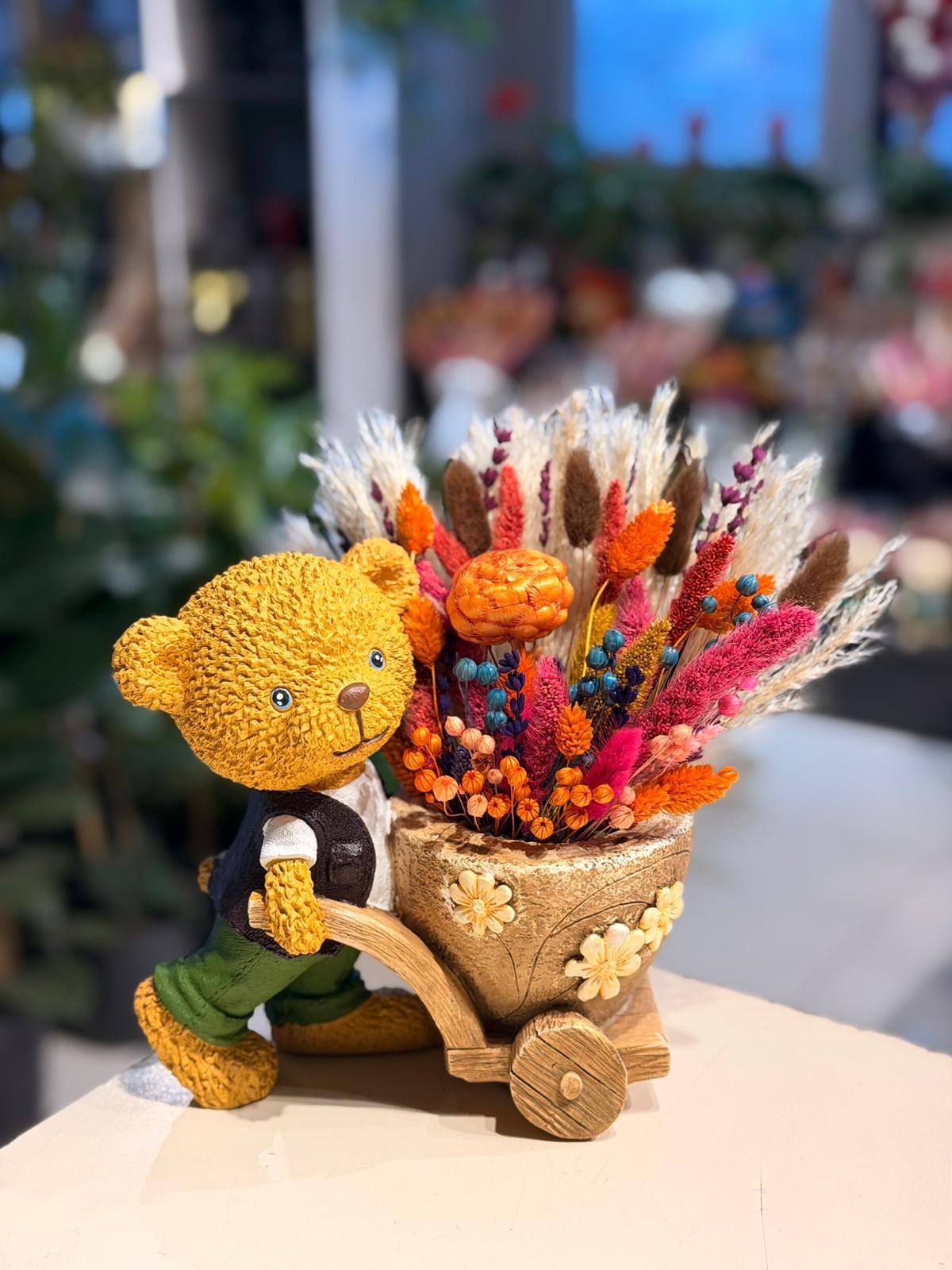 Yeşil Pantalonlu Arabalı Ayıcık Seramik Kuru Çiçek Detaylı