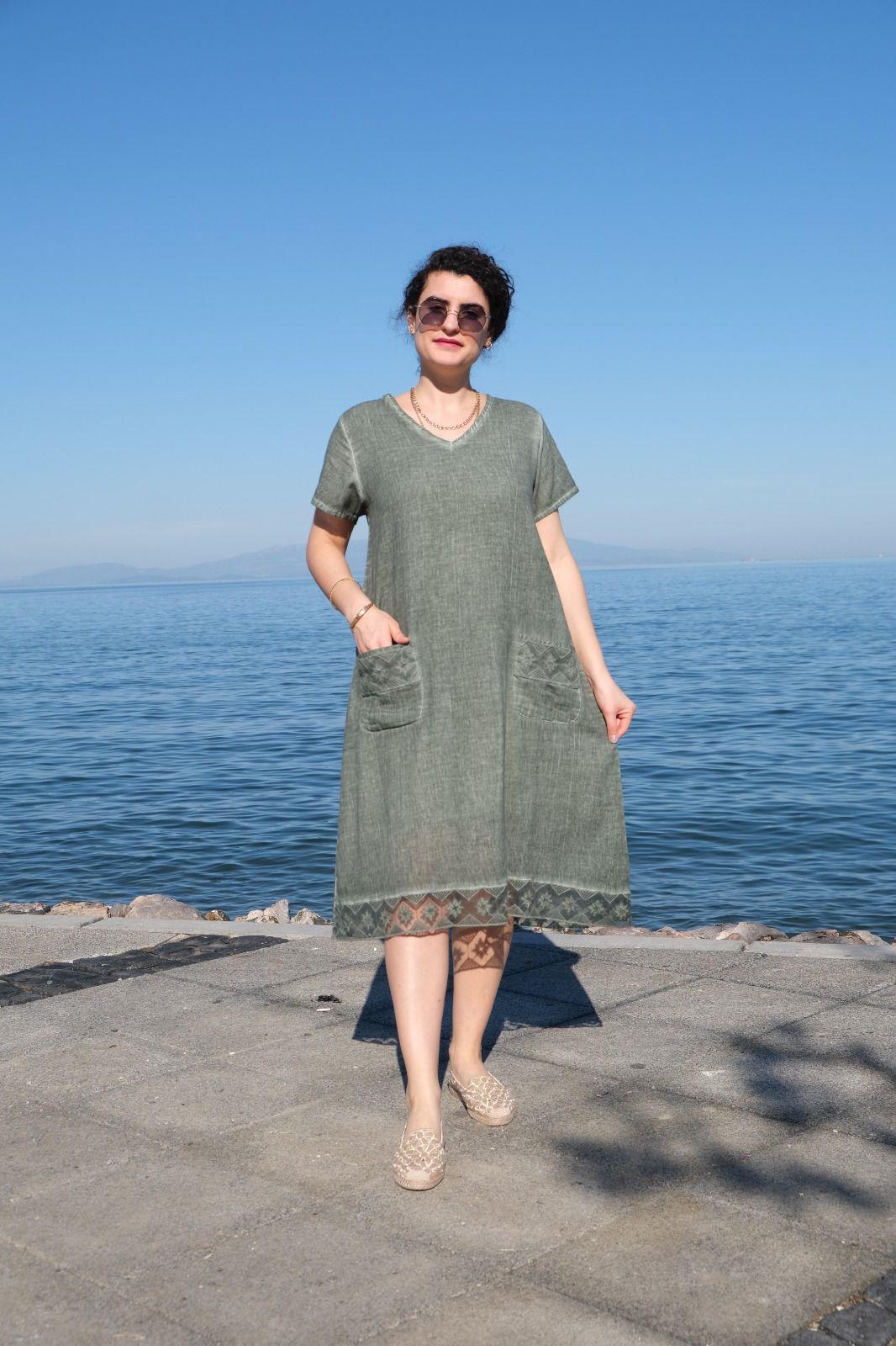 Etek Ucu Motif Detaylı V Yaka Ham Pamuk Elbise Yeşil