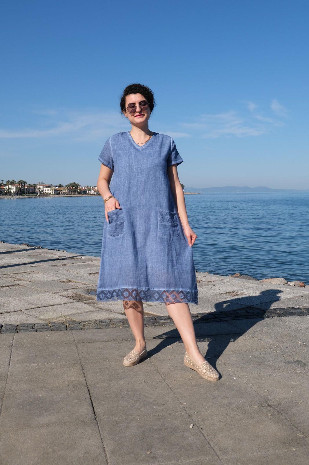Etek Ucu Motif Detaylı V Yaka Ham Pamuk Elbise Mavi