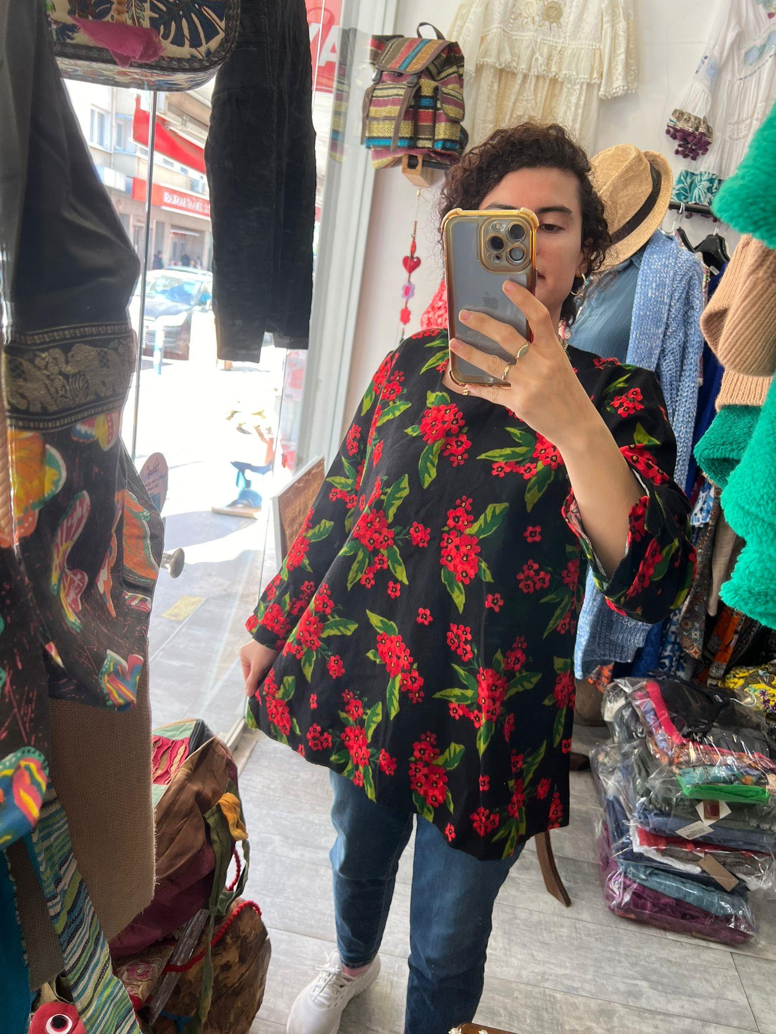 Kırmızı Çiçek Desenli Pazen Tunik Bluz Siyah