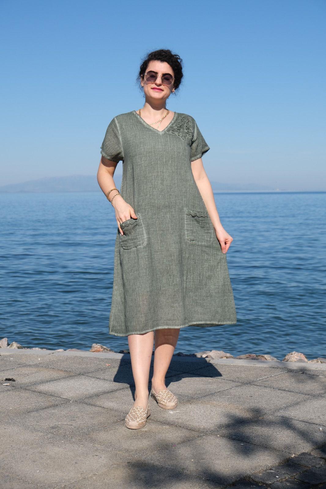 Yandan Cepli Omuz Detaylı V Yaka Ham Pamuk Elbise Yeşil