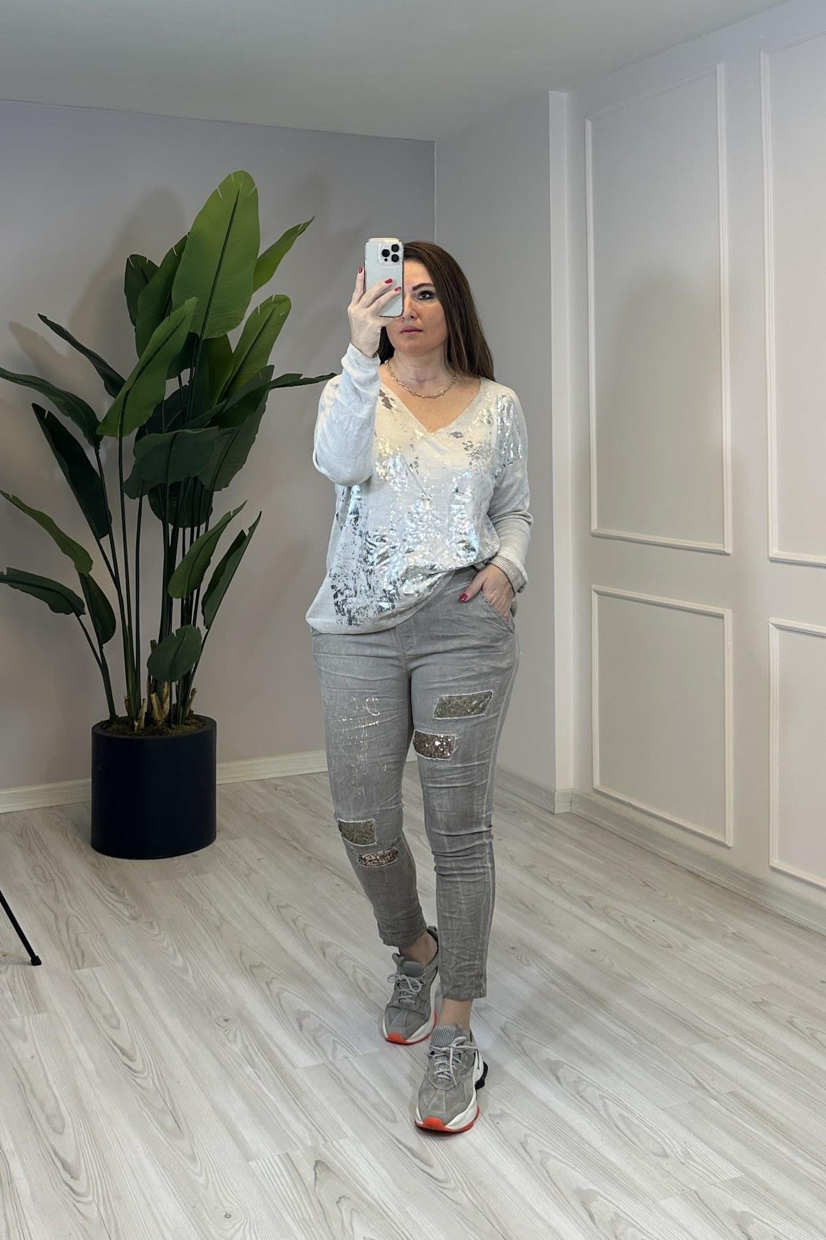  Pul Ve Yazı Detaylı Pantolon Taş 