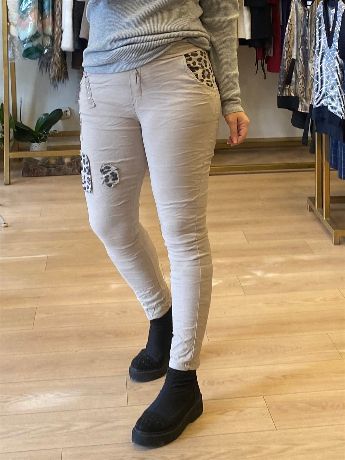 Bel Lastikli Zımba Detaylı Pantolon Taş