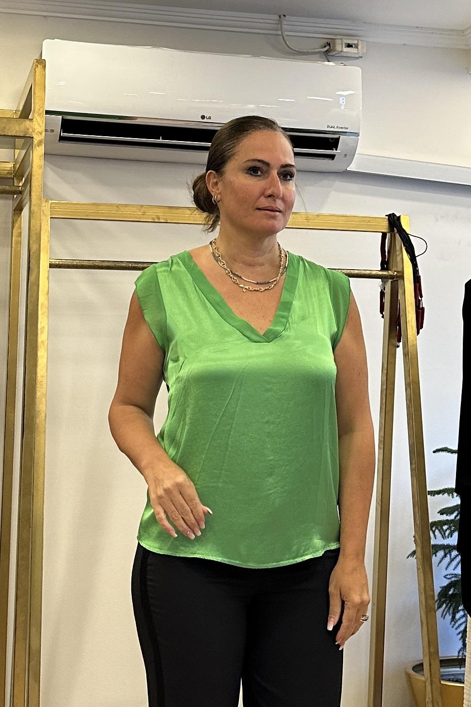 Kolsuz V Yakalı İpek Detaylı Saten Bluz Yeşil