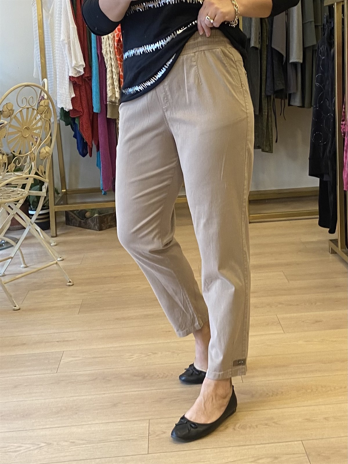 Paça Minik Taş Detaylı Kumaş Pantolon Camel