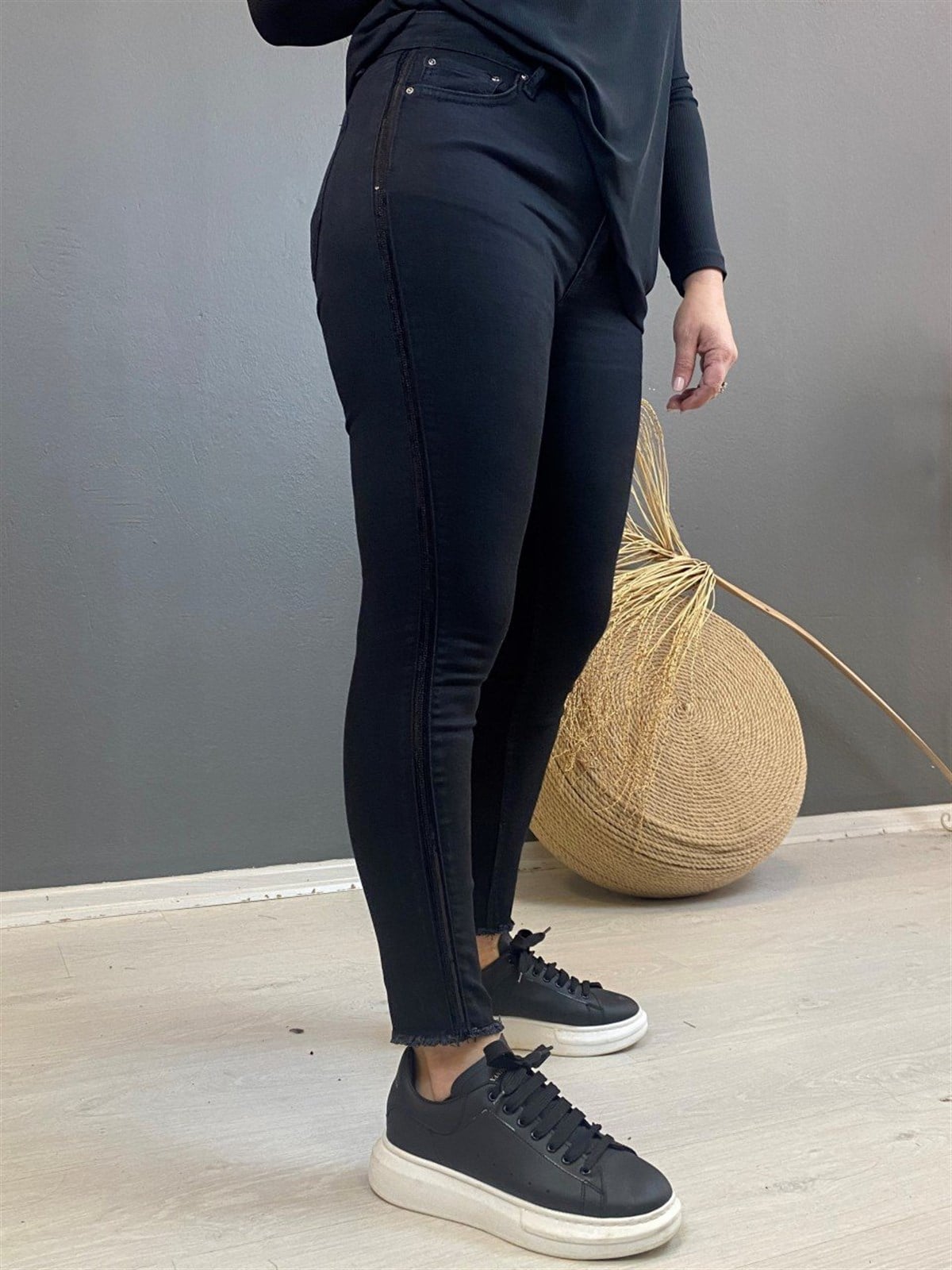 Yanları Pul Şerit Detaylı Kot Pantalon