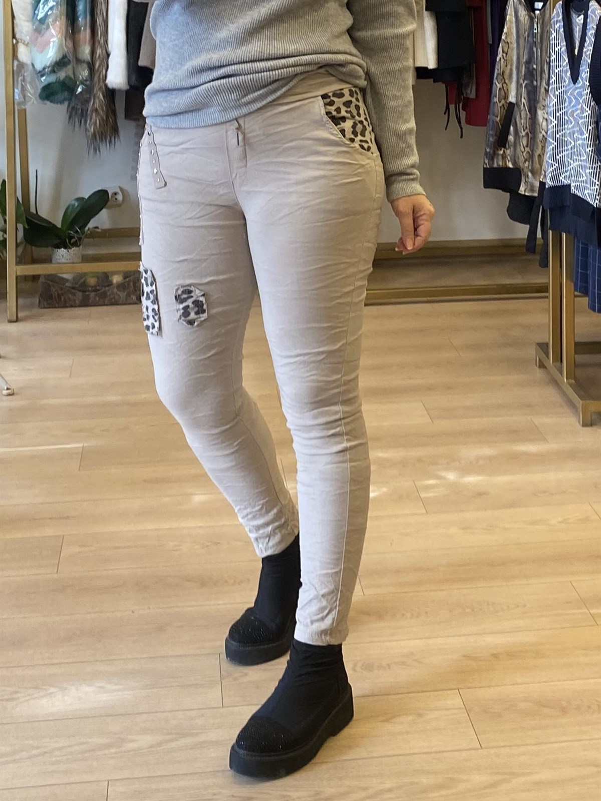 Bel Lastikli Zımba Detaylı Pantolon Taş