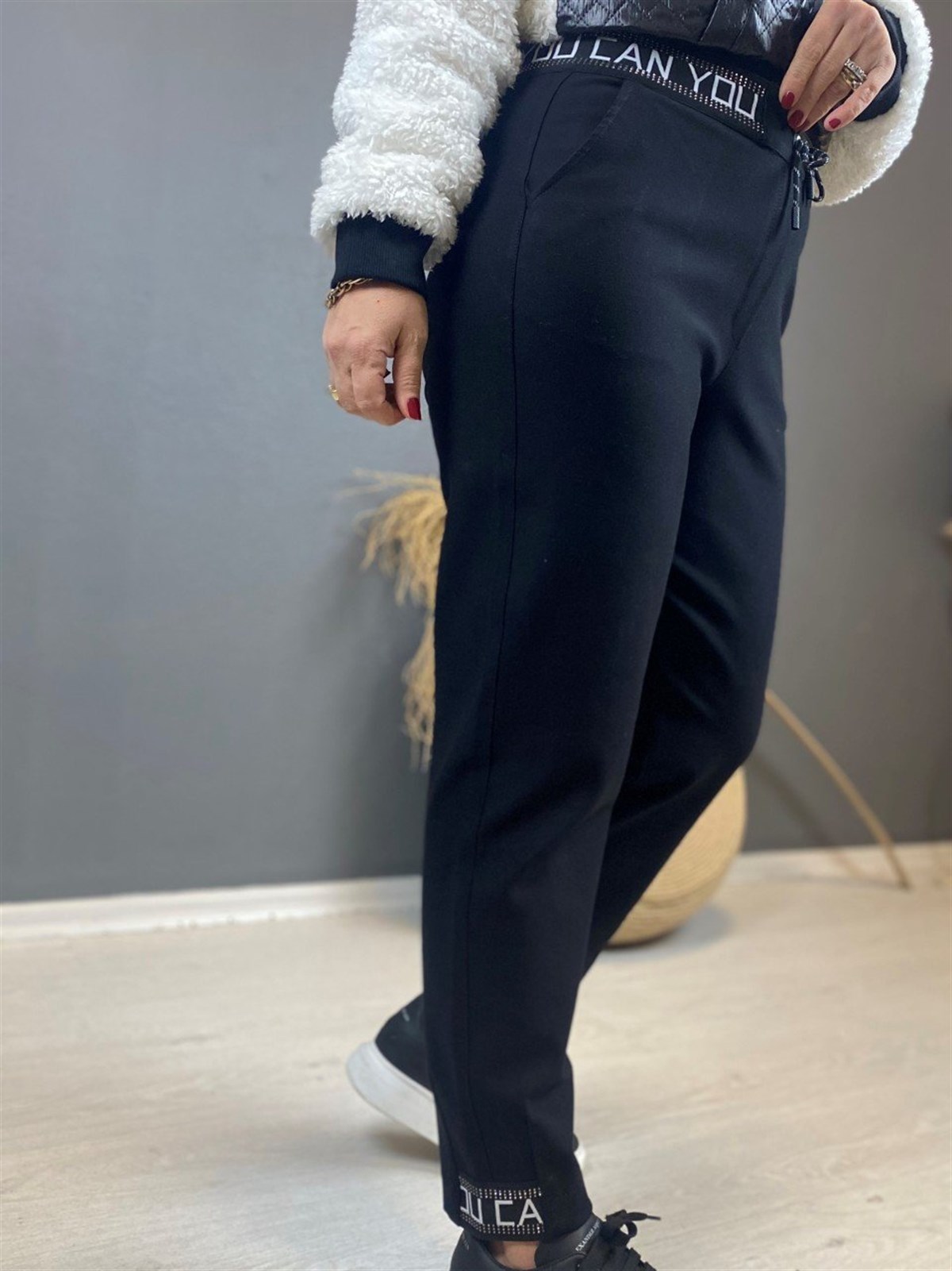 Bel Ve Paça Yazı Detaylı Pantolon