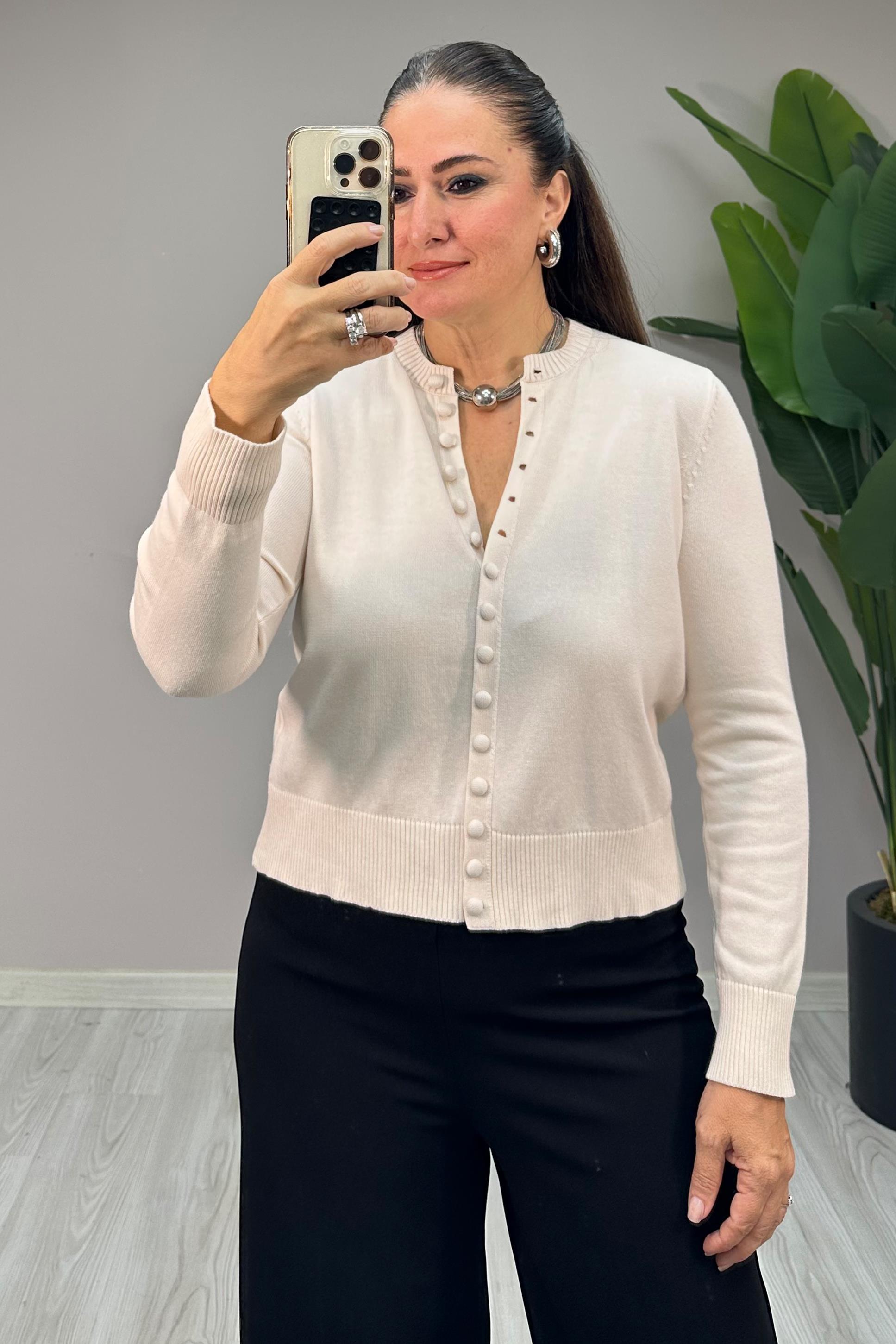 Pesta Düğmeli Triko Bluz Krem