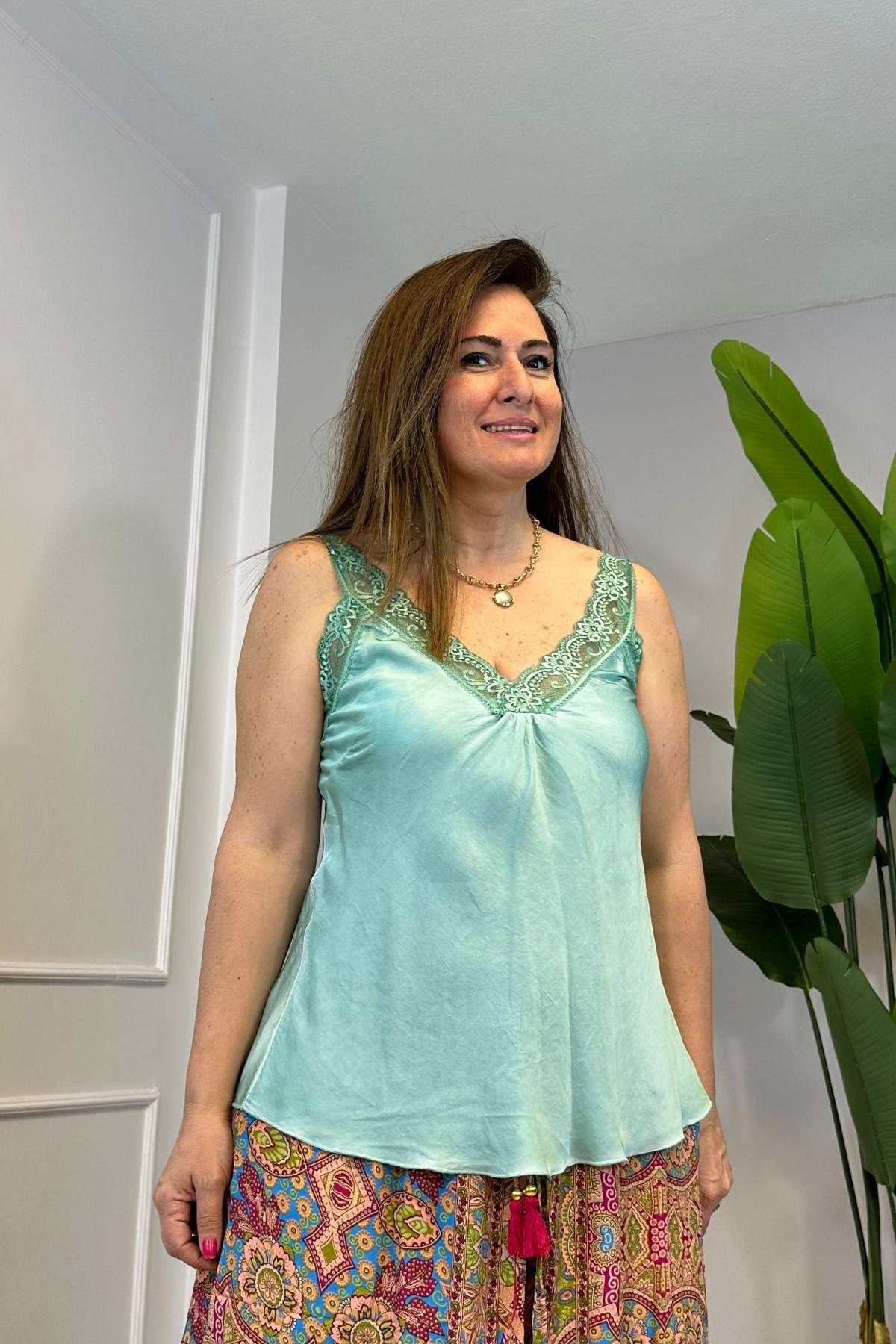 Dantel Detaylı Askılı İpek Bluz Yeşil