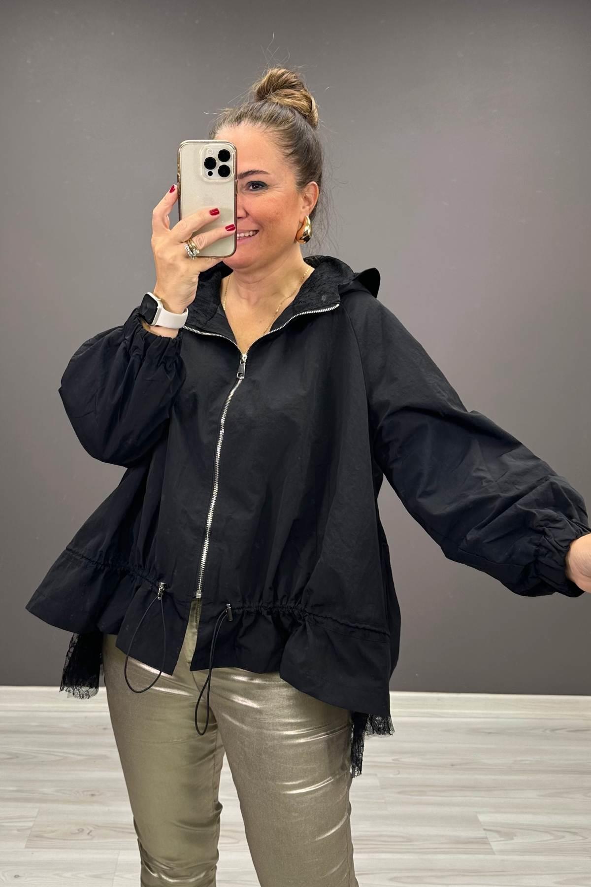 Etek ucu Dantel Detaylı Mont Siyah