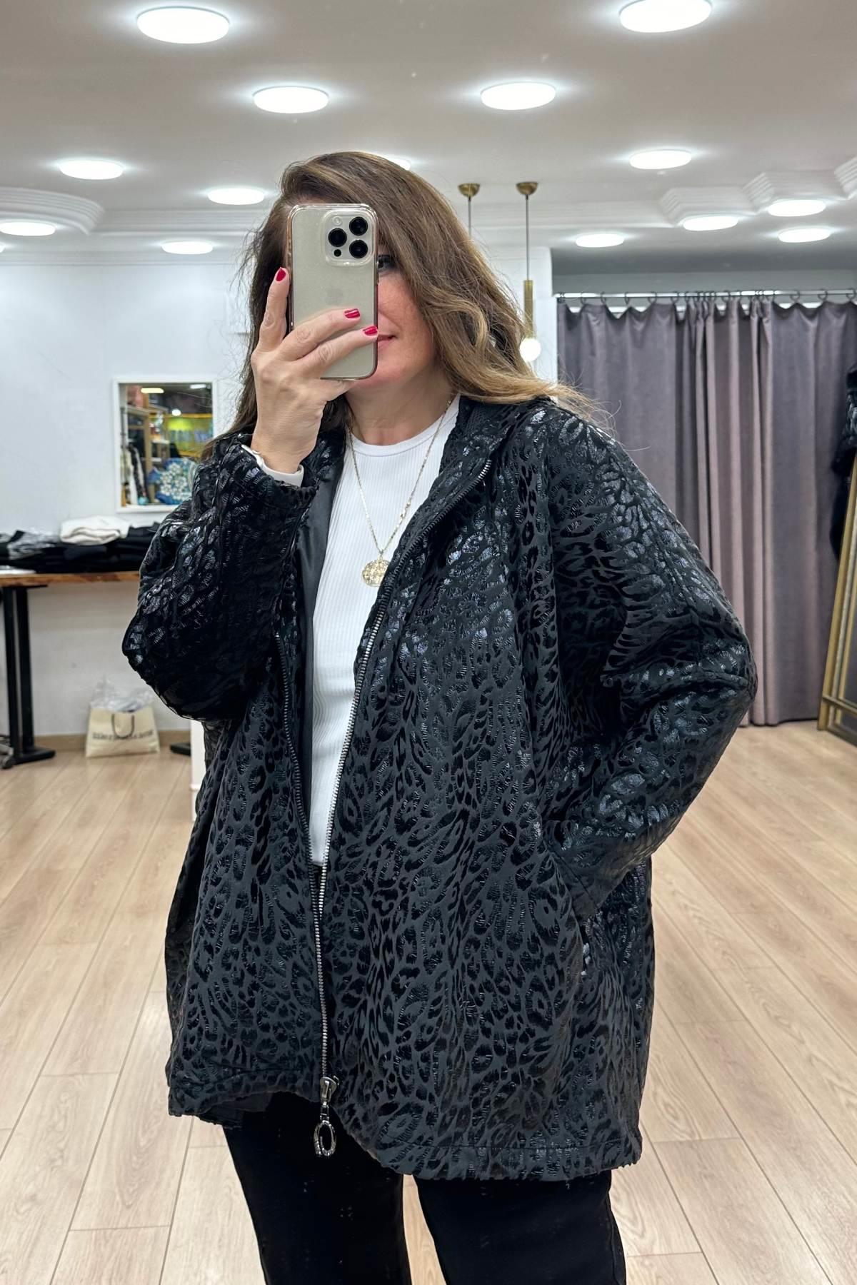 Kapüşonlu Fermuarlı Kabartma Desenli Ceket-Siyah