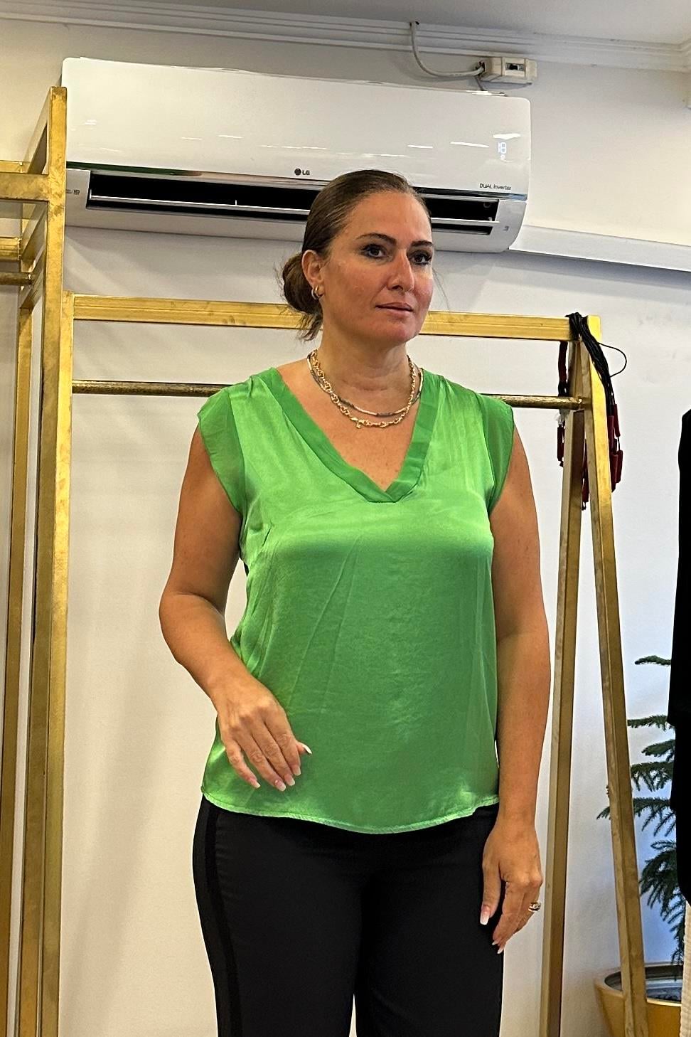 Kolsuz V Yakalı İpek Detaylı Saten Bluz Yeşil