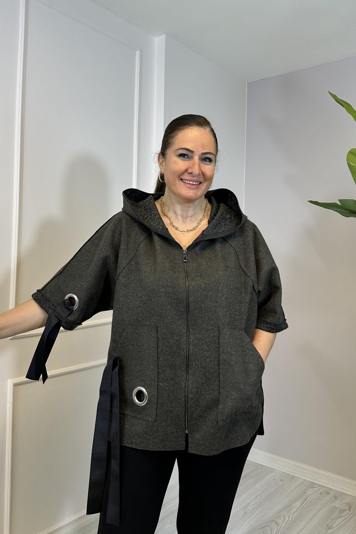 Kurdele Detaylı Keçe Mont Haki