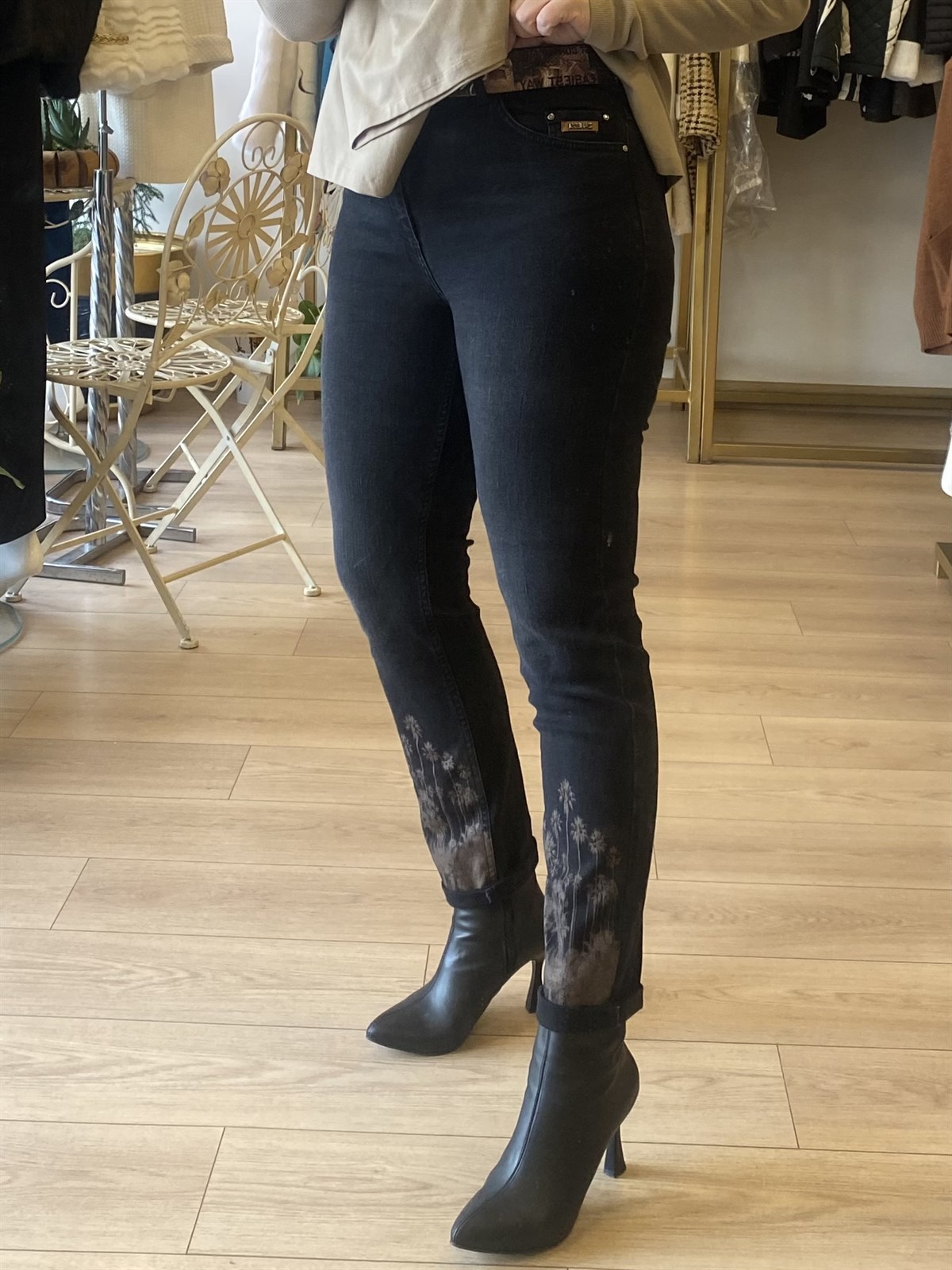 Paça Baskı Detaylı Kot Pantolon Siyah