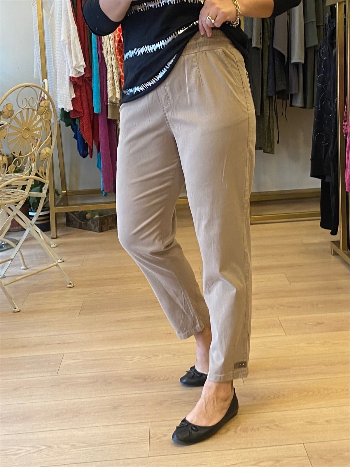 Paça Minik Taş Detaylı Kumaş Pantolon Camel