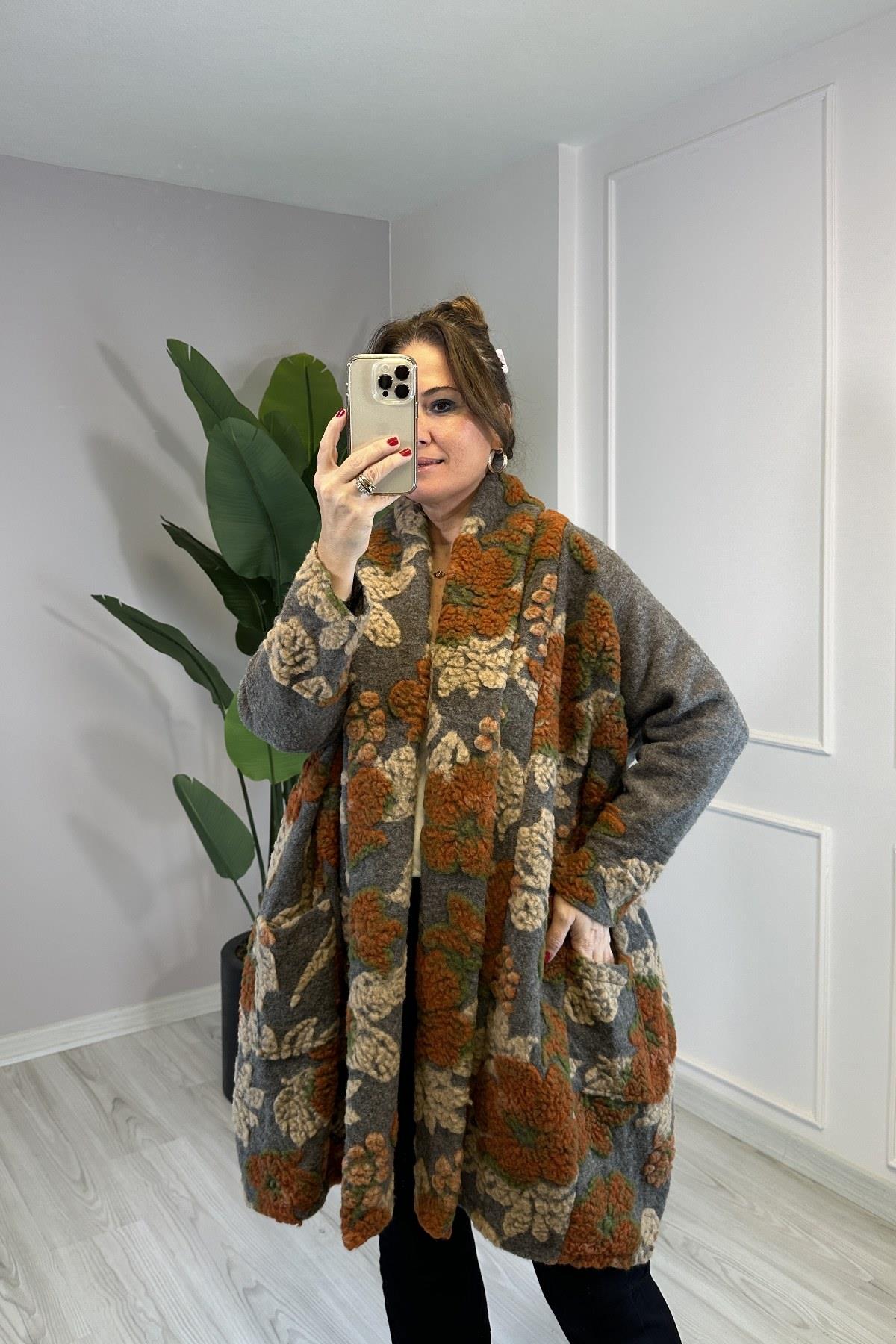 Şal Detaylı Önü Çiçek Desenli Keçe Kaban Gri