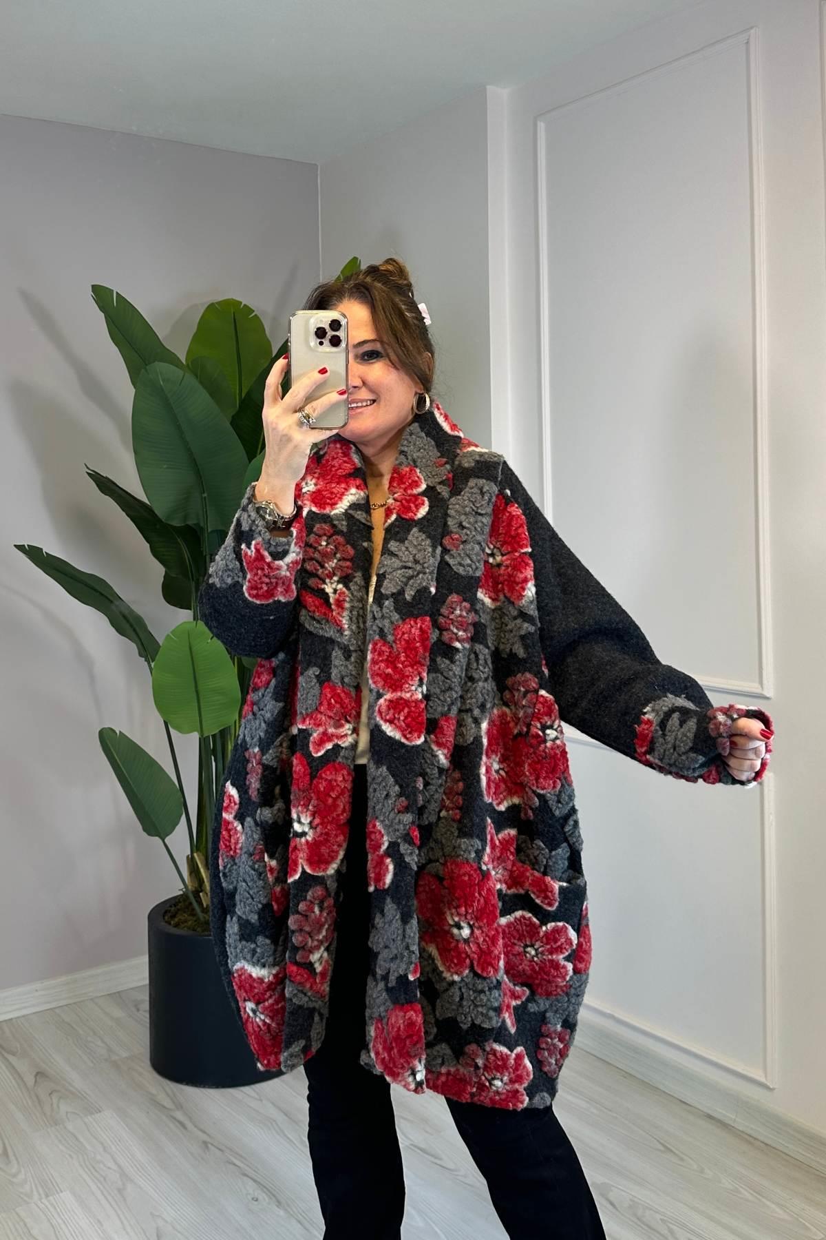 Şal Detaylı Önü Çiçek Desenli Keçe Kaban Siyah