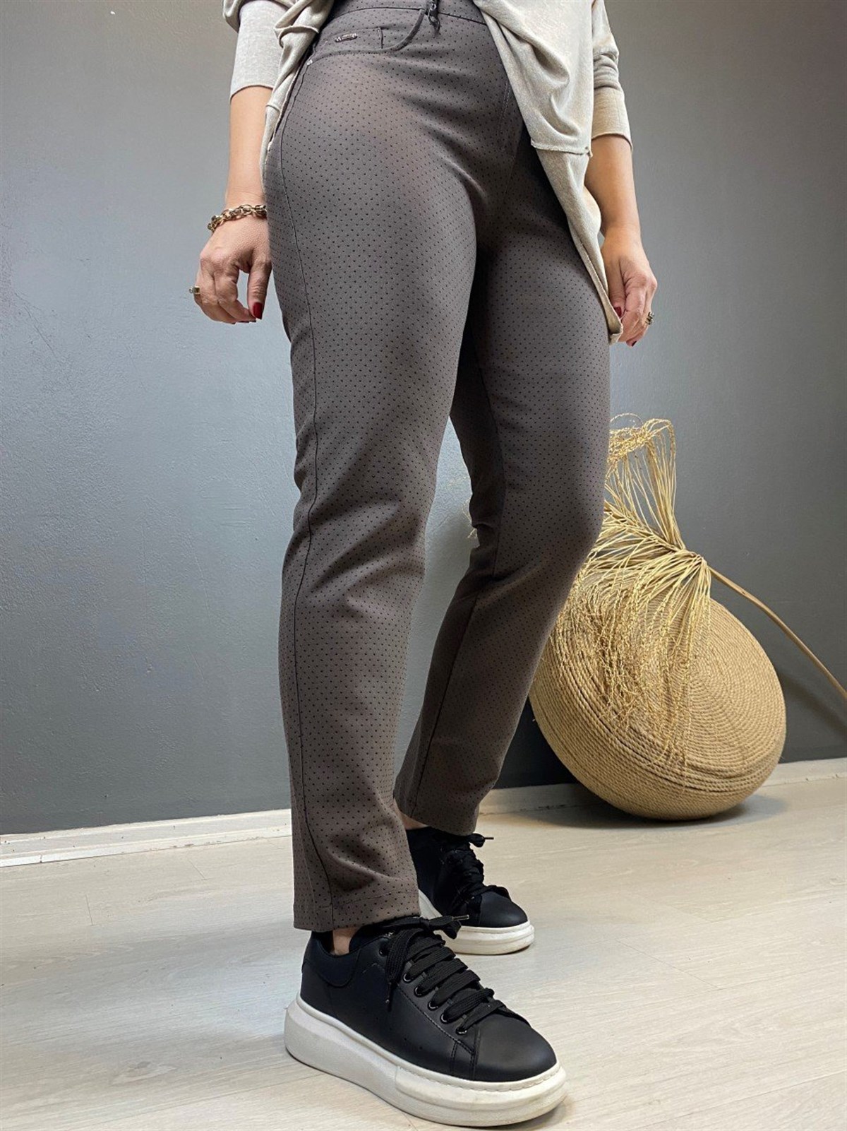 Sıvama Taş Detaylı Kumaş Pantalon