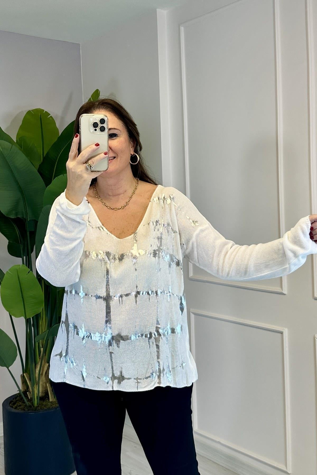 V Yakalı Parıltı Detaylı Triko Bluz Beyaz